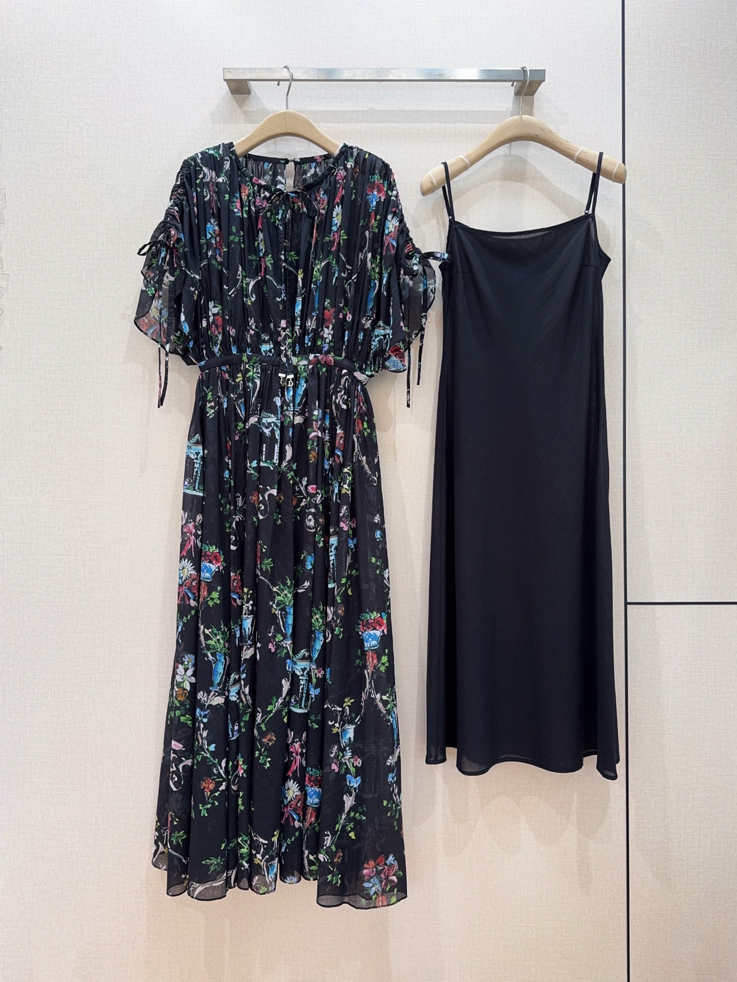 NO:900200,Recommended new products of D's black floral print maxi dress... Drawstring round neck, bow tie open buckle, dropped shoulder short sleeves, adjustable drawstring ties on both sides, can freely tighten the sleeve length, cover arm fat, high waist drawstring waist design, can be freely adjusted for elasticity, ankle length, elegant and elegant, great for vacation, commuting, and taking photos. Pair with high heels or sandals, practical and beautiful!  Size SMLXL,K260548,,Dior-clothing,dior,dior,sandals,high heels,skirts,T-shirt,19860909D家黑色花卉印花连长裙新品推荐…… 抽绳圆领,蝴蝶结系带开扣,落肩短袖,两侧带可调节抽绳系带,能自由收束袖长,遮盖手臂赘肉,高腰抽绳收腰设计,可自由调节松紧,裙长及踝,优雅飘逸,度假、通勤、拍照都很出片.搭配高跟鞋或凉鞋,实用又美貌！ 码数SMLXL,K260548,,迪奥-服装,dior,dior,sandals,high heels,skirts,T-shirt,,Women's clothing