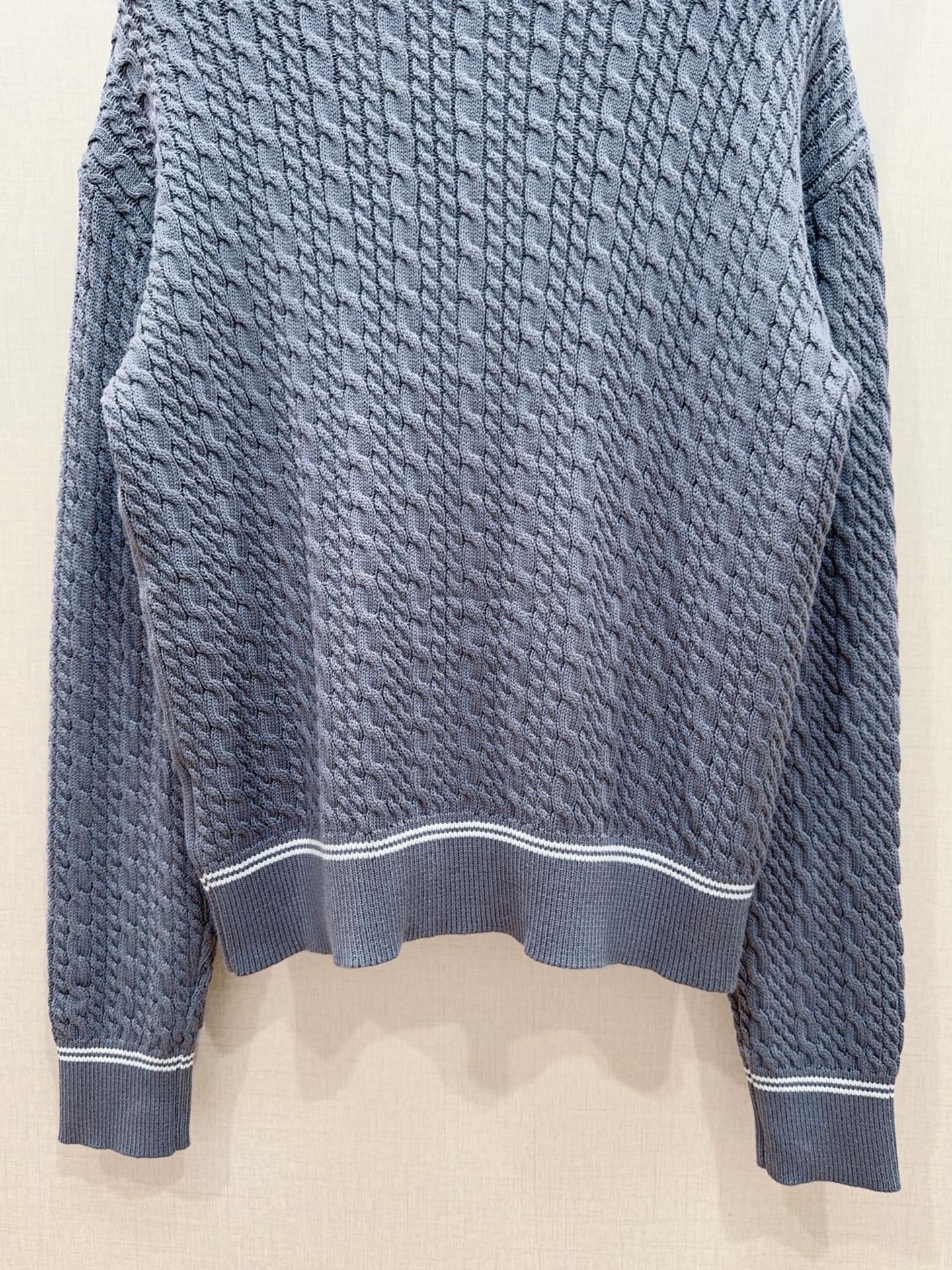 D家灰色麻花针织开衫，新品[爱心][爱心]…… V领设计，白色撞色包边勾勒领口、下摆和袖口，白色纽扣，全身立体绞花肌理，