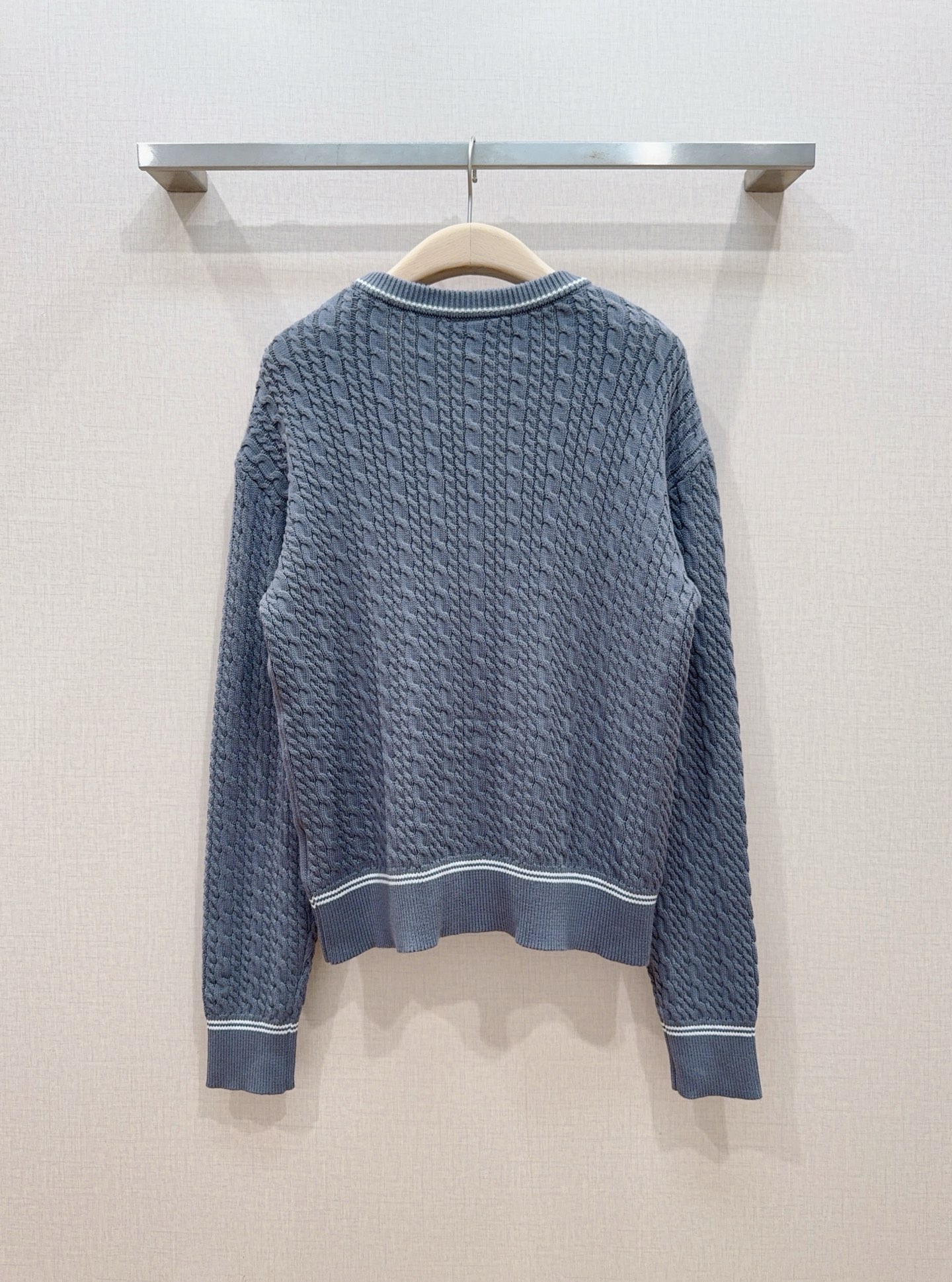 D家灰色麻花针织开衫，新品[爱心][爱心]…… V领设计，白色撞色包边勾勒领口、下摆和袖口，白色纽扣，全身立体绞花肌理，