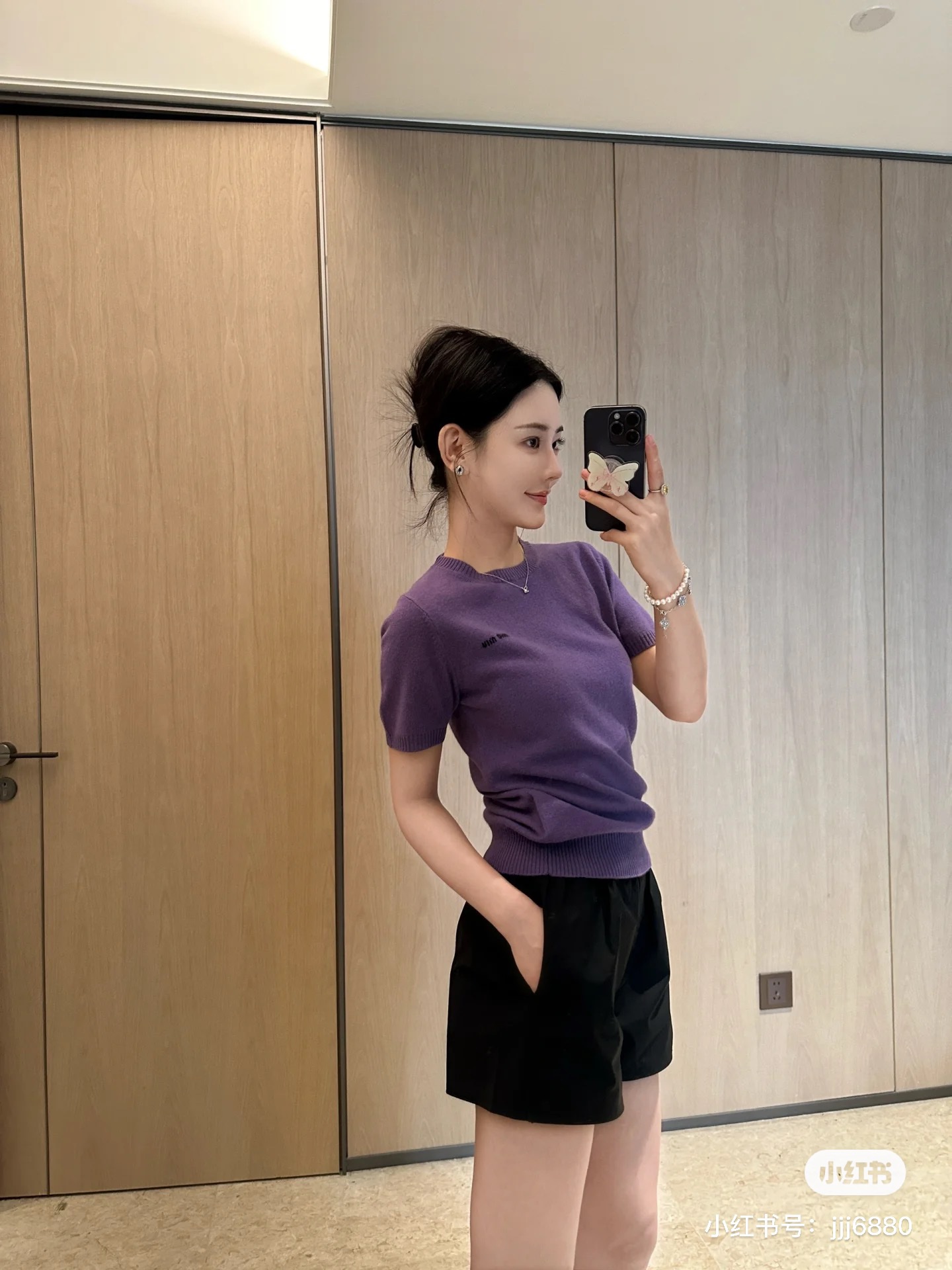 🆕 💰95
M122#Miumiu缪缪•新款现货小提花golo开衫羊毛针织短袖毛衣 ✅✅✅现货 品质保证 随意对比
Size：S M L 
颜色：咖啡 浅蓝 灰色 黑色 军绿 玫红 杏色 红色 紫色 黄色 宝蓝