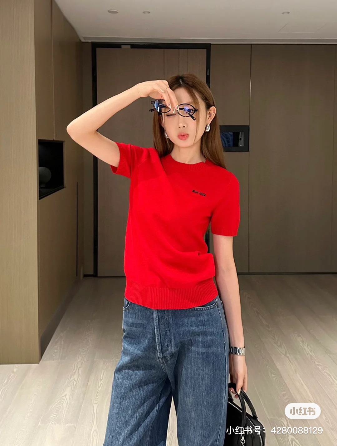 🆕 💰95
M122#Miumiu缪缪•新款现货小提花golo开衫羊毛针织短袖毛衣 ✅✅✅现货 品质保证 随意对比
Size：S M L 
颜色：咖啡 浅蓝 灰色 黑色 军绿 玫红 杏色 红色 紫色 黄色 宝蓝