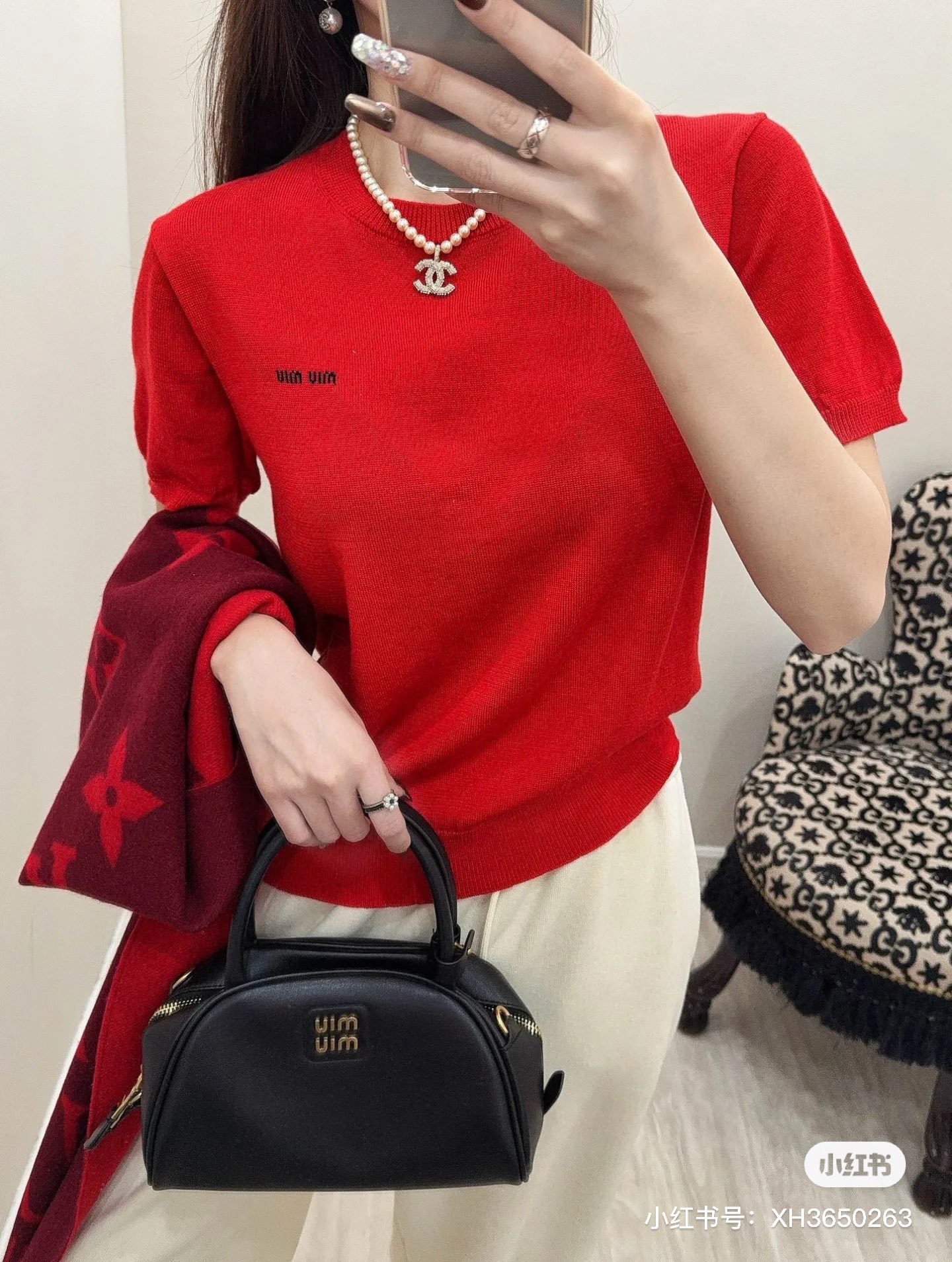 🆕 💰95
M122#Miumiu缪缪•新款现货小提花golo开衫羊毛针织短袖毛衣 ✅✅✅现货 品质保证 随意对比
Size：S M L 
颜色：咖啡 浅蓝 灰色 黑色 军绿 玫红 杏色 红色 紫色 黄色 宝蓝
