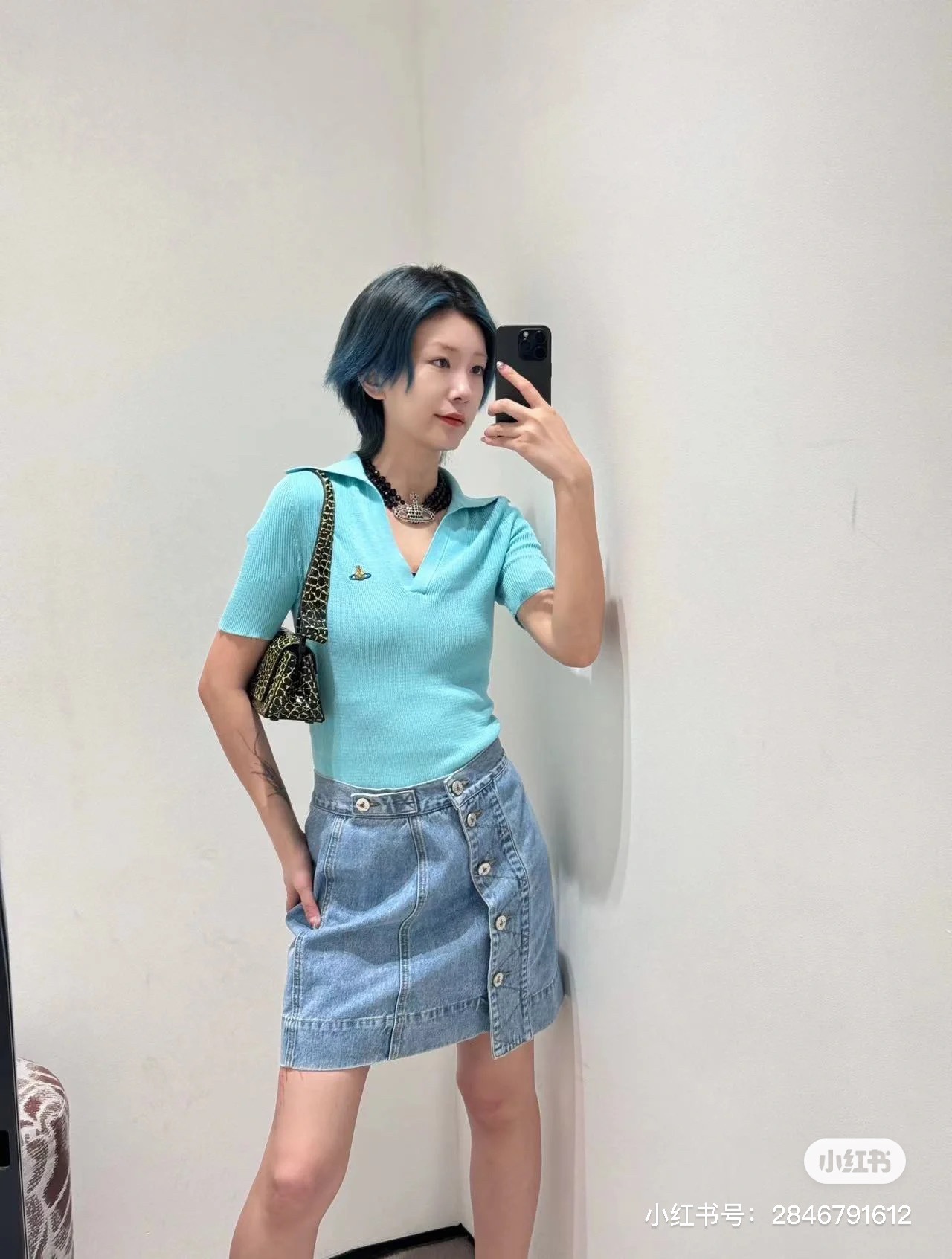  🆕 💰75
M214#VivienneWestWood薇薇安西太后•🇰🇷25ss新款针织短袖 ✅✅✅现货 专注品质 随意对比
Size：S M L 
颜色：黑色 蓝色 紫色
