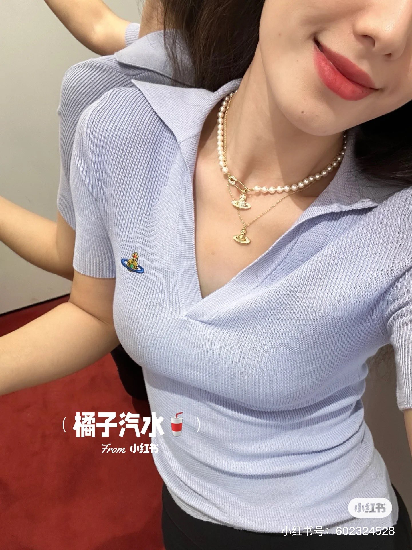   🆕 💰75
M214#VivienneWestWood薇薇安西太后•🇰🇷25ss新款针织短袖 ✅✅✅现货 专注品质 随意对比
Size：S M L 
颜色：黑色 蓝色 紫色
