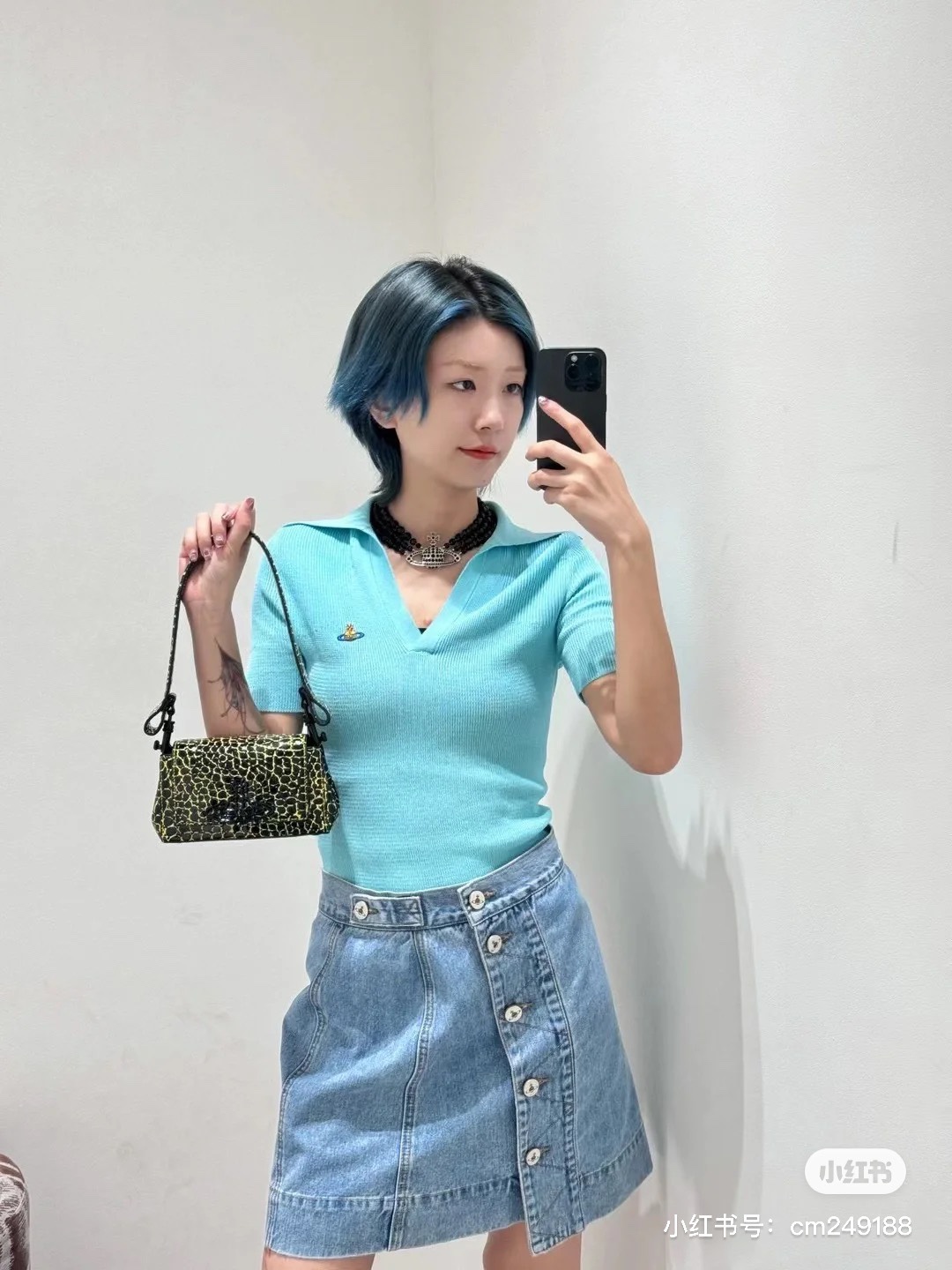   🆕 💰75
M214#VivienneWestWood薇薇安西太后•🇰🇷25ss新款针织短袖 ✅✅✅现货 专注品质 随意对比
Size：S M L 
颜色：黑色 蓝色 紫色
