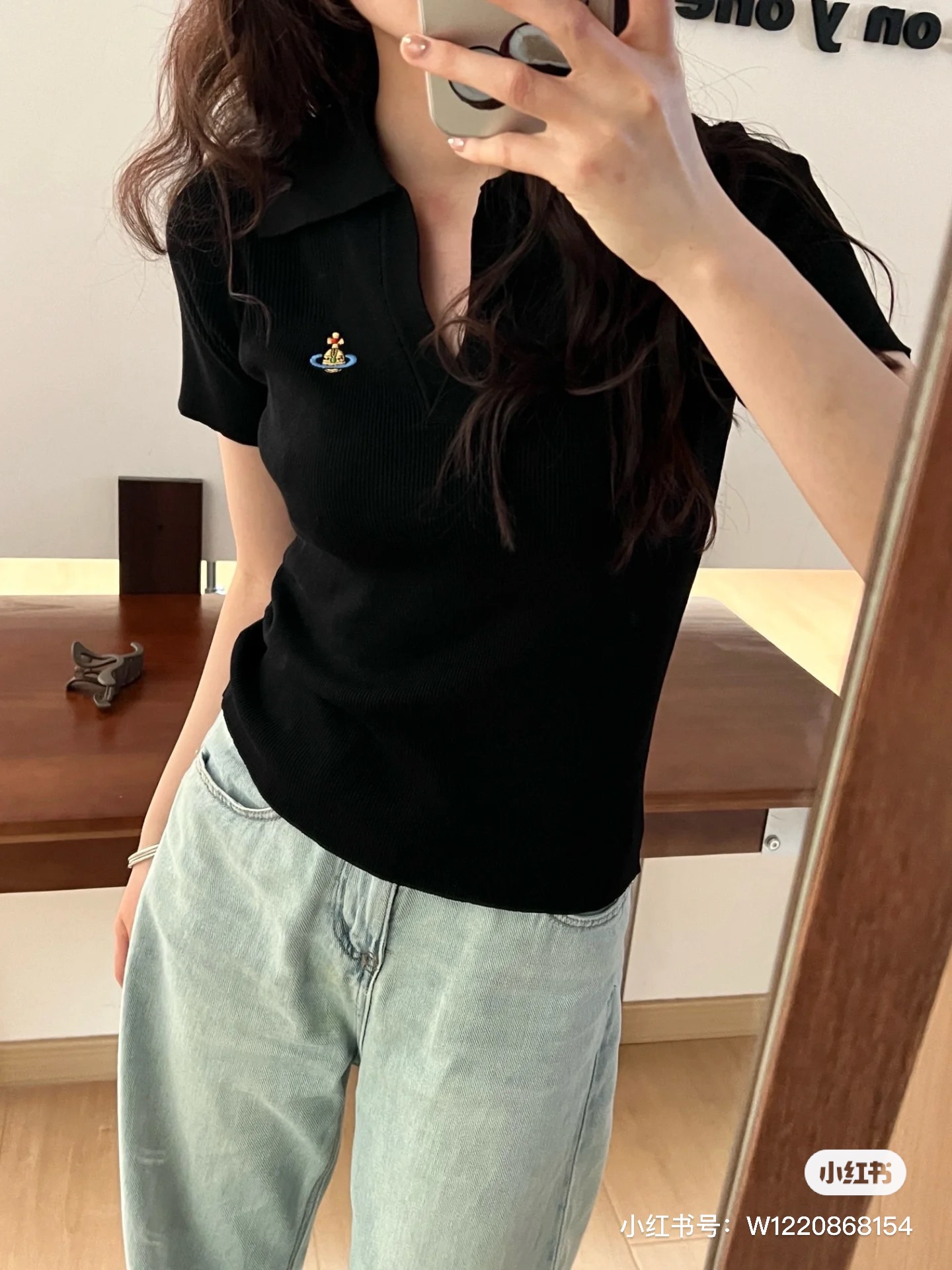   🆕 💰75
M214#VivienneWestWood薇薇安西太后•🇰🇷25ss新款针织短袖 ✅✅✅现货 专注品质 随意对比
Size：S M L 
颜色：黑色 蓝色 紫色
