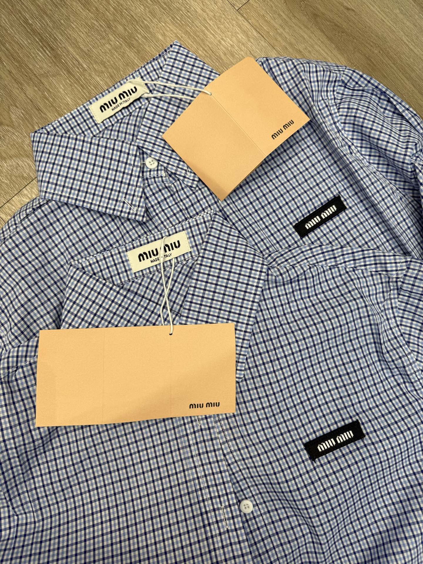 💰145
#Miumiu缪缪•新款字母徽标贴饰格子衬衣✅✅✅现货M277
Size：S M L 
颜色：均色
