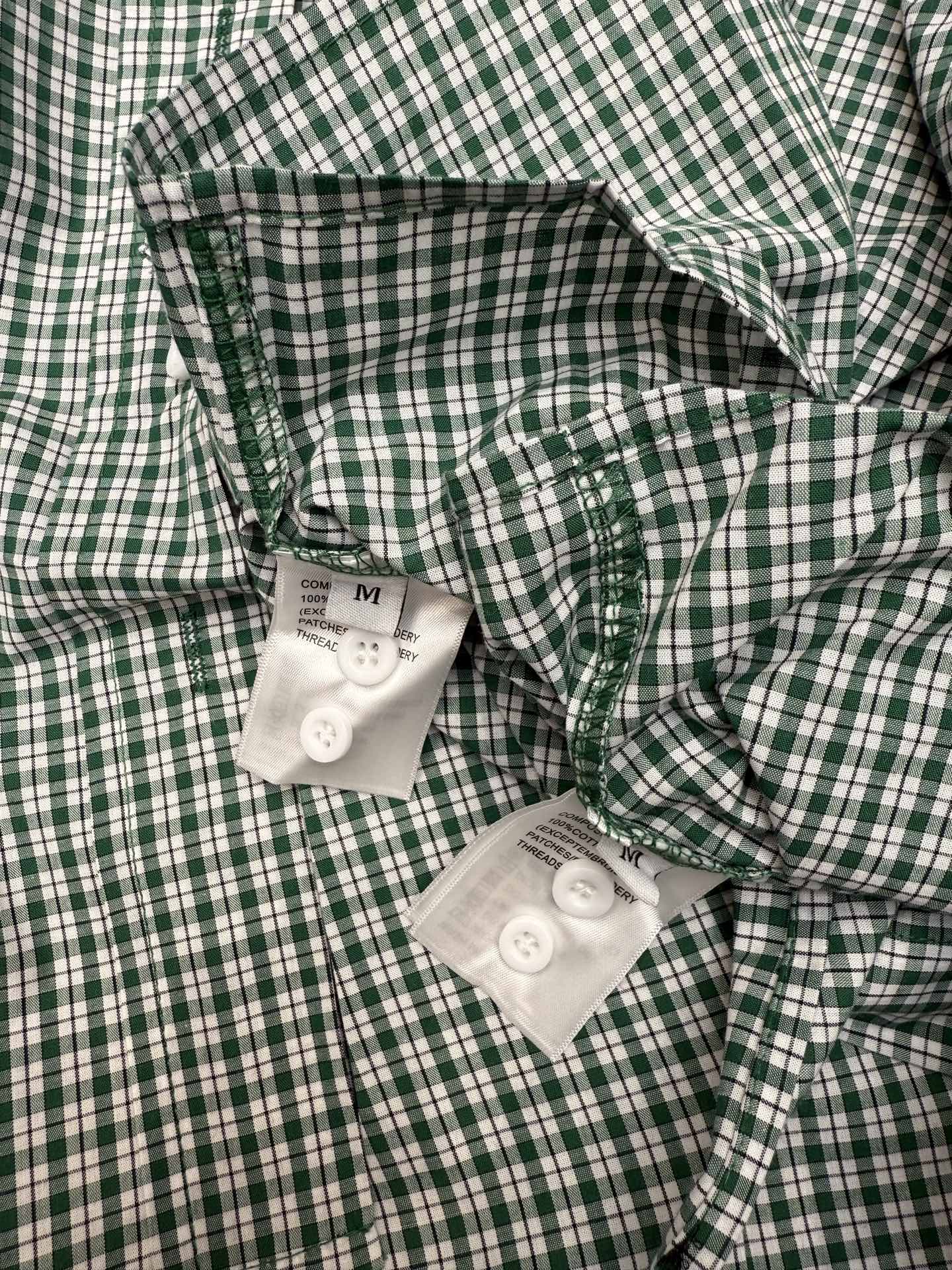 💰150
#Miumiu缪缪•新款字母徽标贴饰格子衬衣✅✅✅现货M276
Size：S M L 
颜色：均色