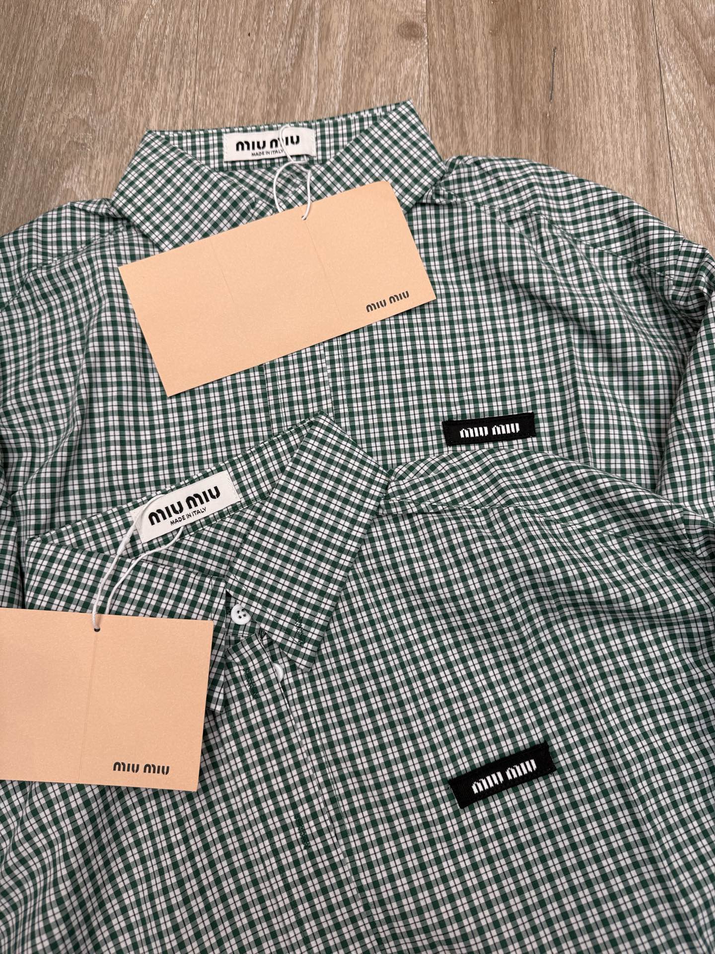 💰150
#Miumiu缪缪•新款字母徽标贴饰格子衬衣✅✅✅现货M276
Size：S M L 
颜色：均色