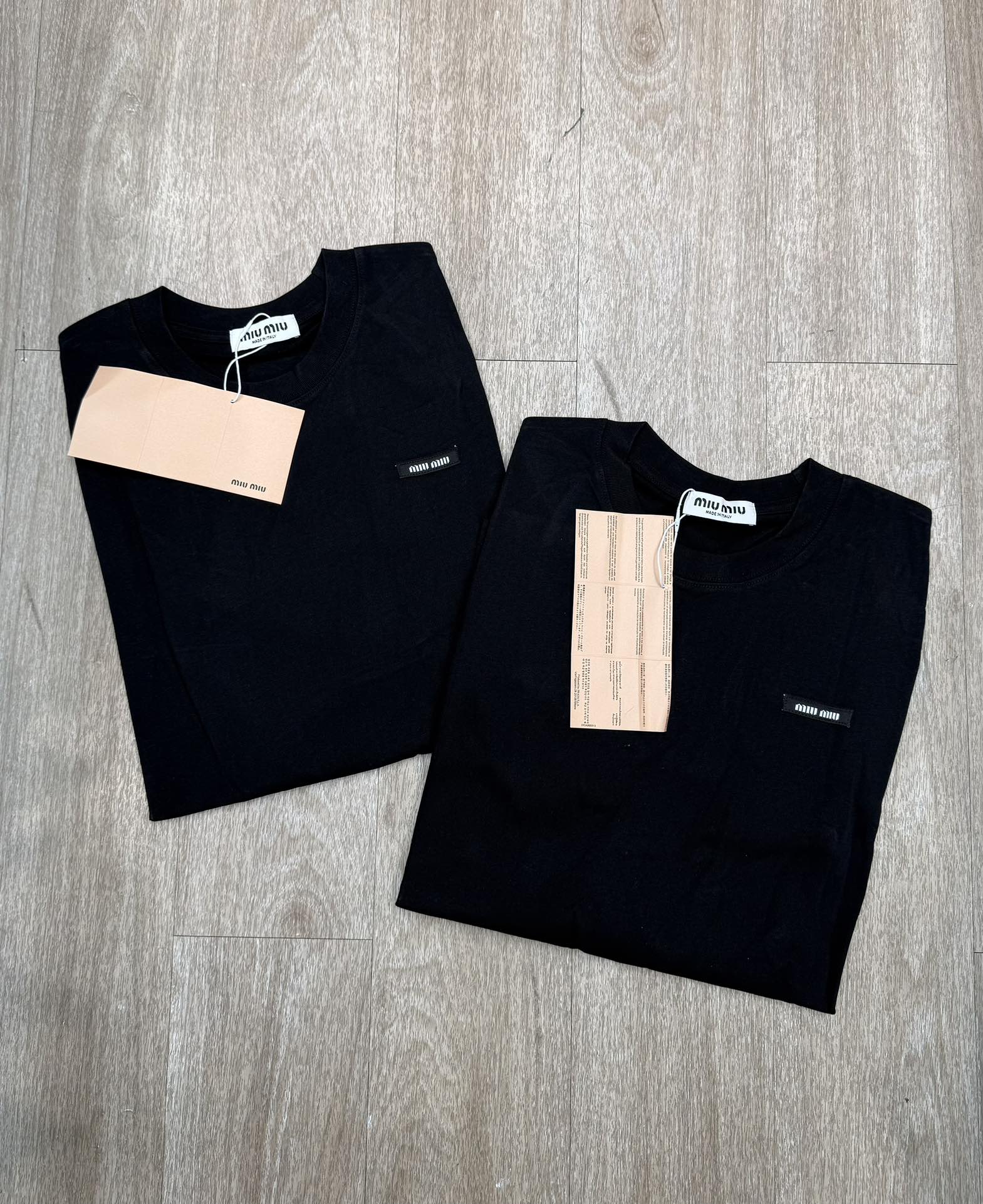 💰129
#Miumiu缪缪•25早春新款字母刺绣假两件长袖T恤 ✅✅✅现货M298
Size：S M L 
颜色：均色