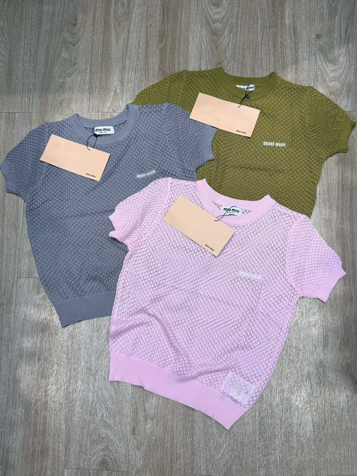 P75💰
M301#Miumiu缪缪•25ss早春新款内搭镂空针织短袖 ✅✅✅现货 专注品质随意对比
Size：S M L 
颜色：橄榄绿 灰色 粉色
