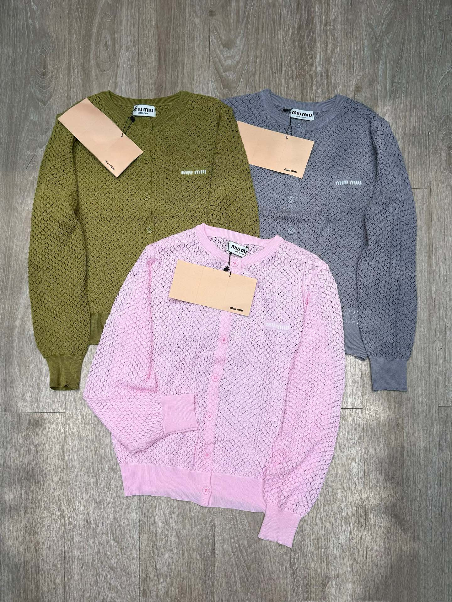 P89💰
#Miumiu缪缪•25ss早春新款镂空针织开衫长袖 ✅✅✅现货 专注品质随意对比
Size：S M L 
颜色：橄榄绿 灰色 粉色