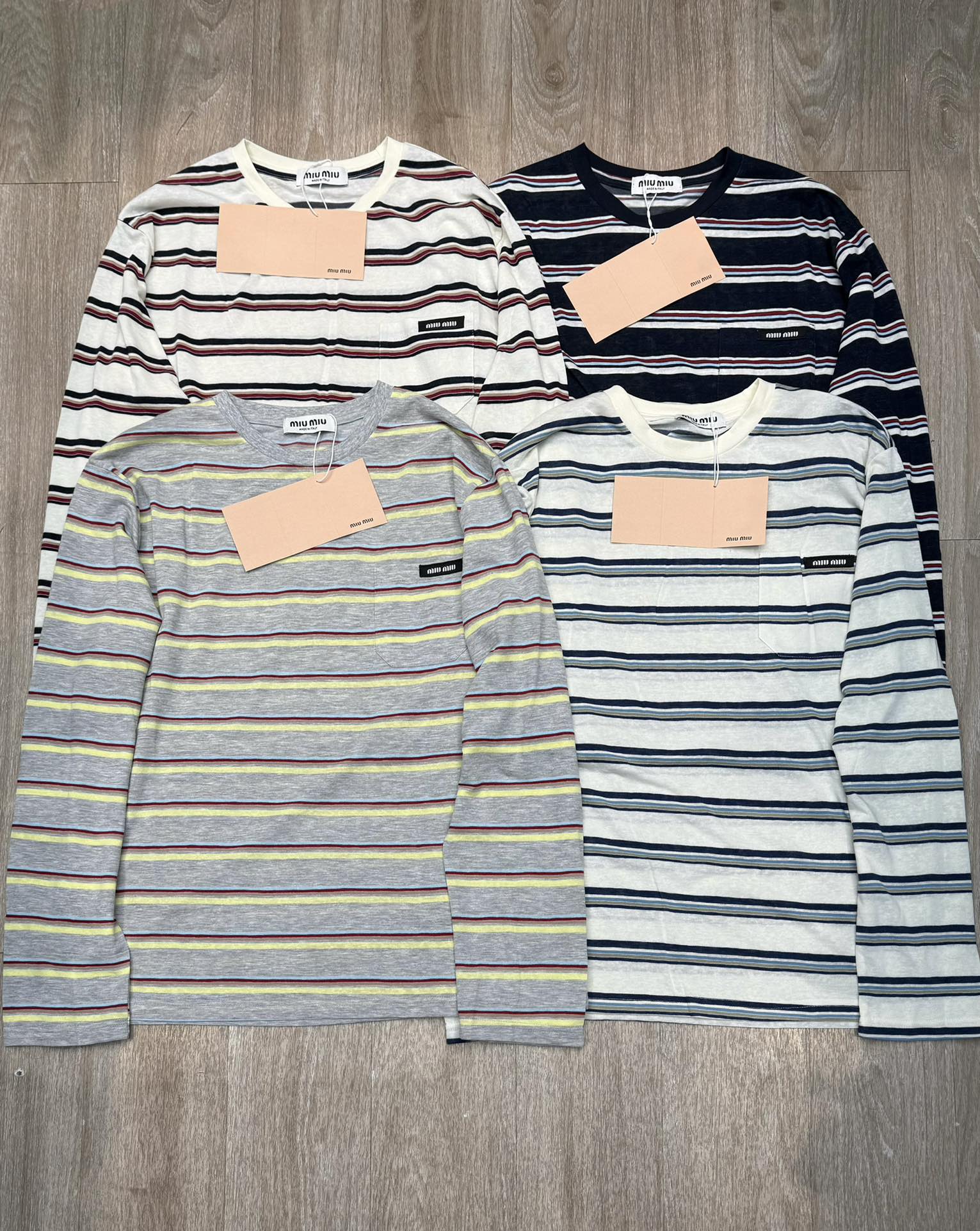 P79💰
M314#Miumiu缪缪•🇮🇹25ss早秋新款条纹【高品质对条】长袖T恤 ✅✅✅现货 专注品质随意对比
Size：S M L 
颜色：灰色 黑色 白红条 白蓝条