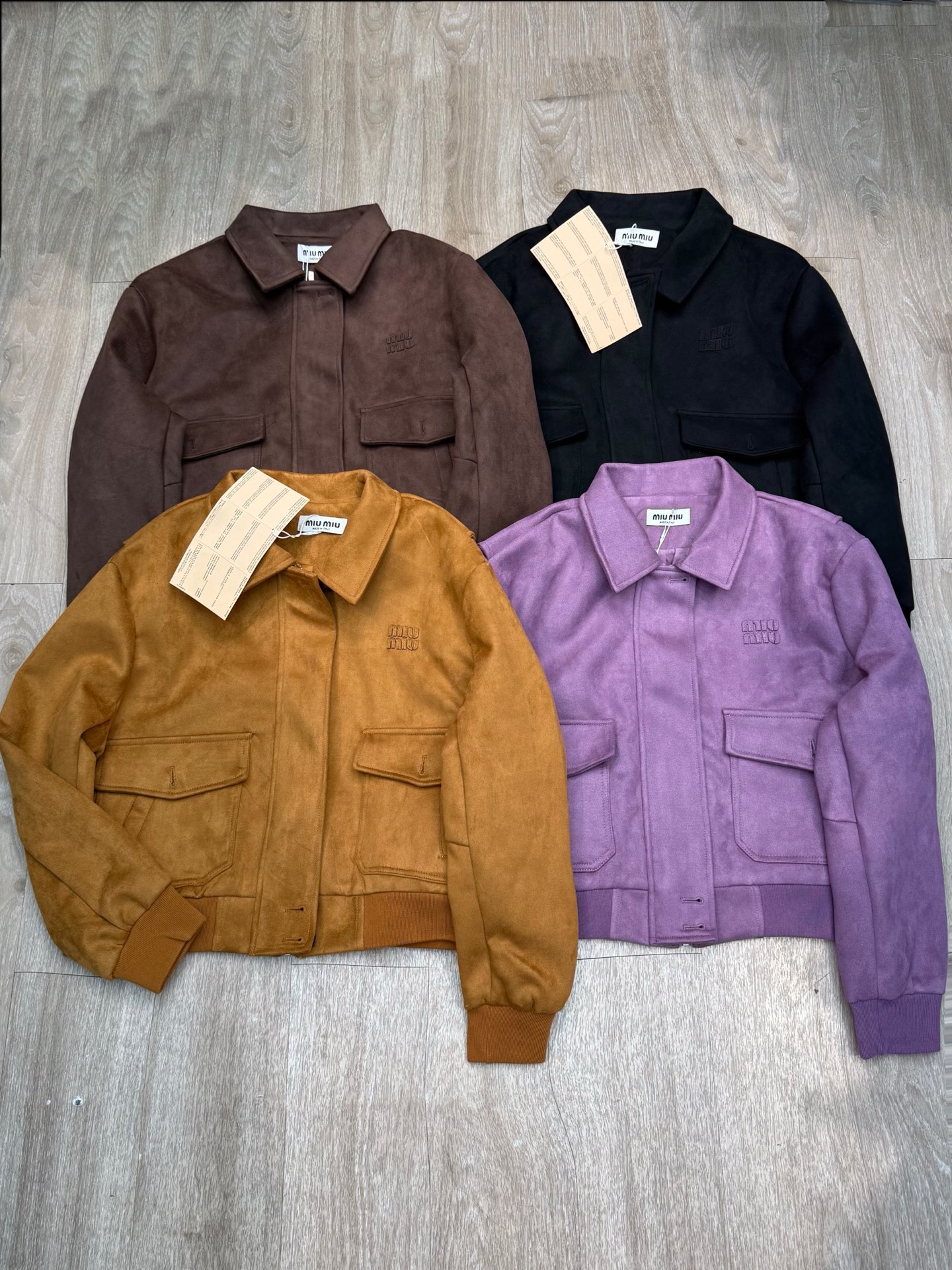 P159💰
M355#Miumiu缪缪•🇮🇹意大利奢侈品25ss新款半拉链摇粒绒外套 ✅✅✅现货 专注品质随意对比
Size：S M L 
颜色：黑色 咖啡 黄色 紫色