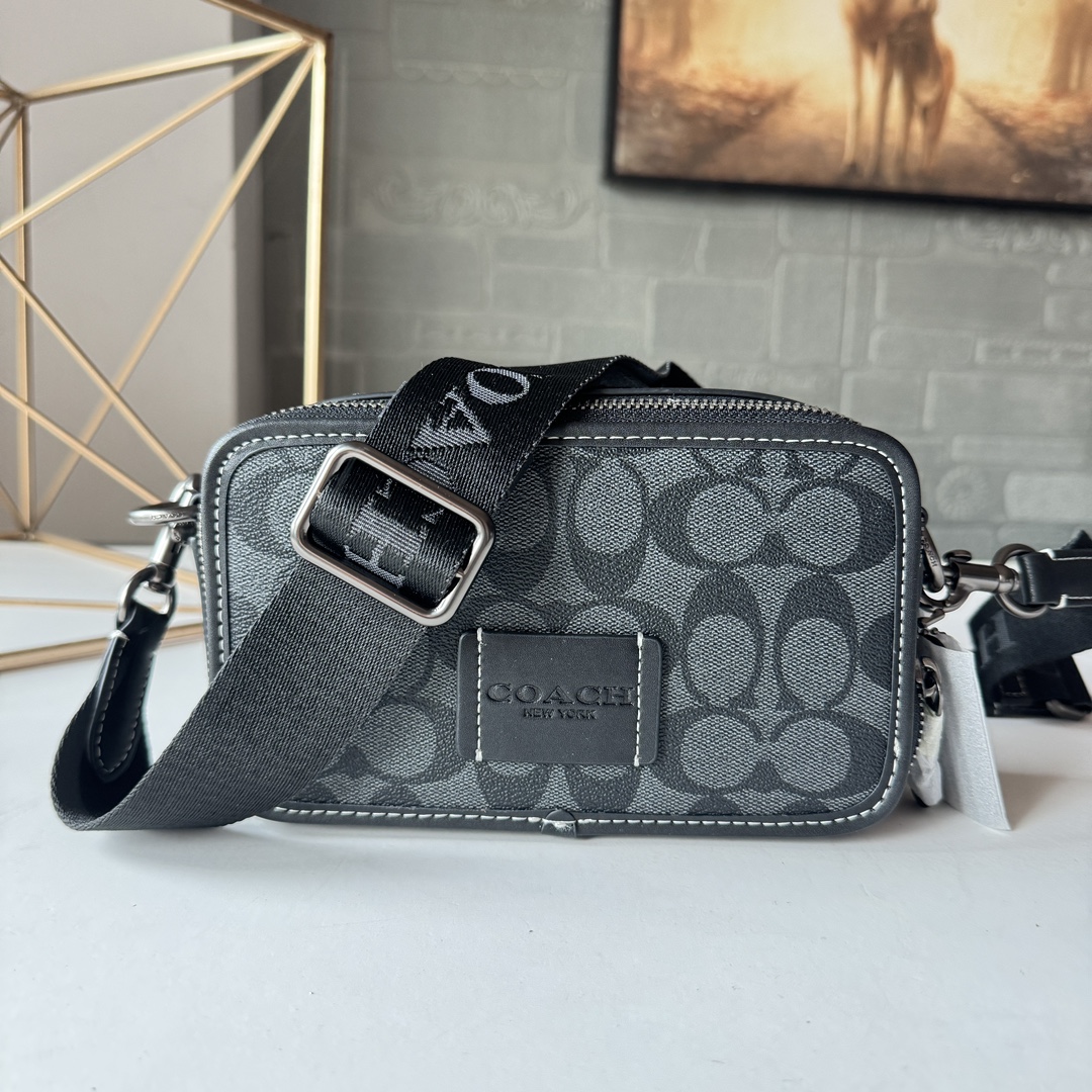 Coach 新款 COACH/蔻驰CM109奥莱男士 标志WYATT斜挎包单肩包 2个信用卡槽