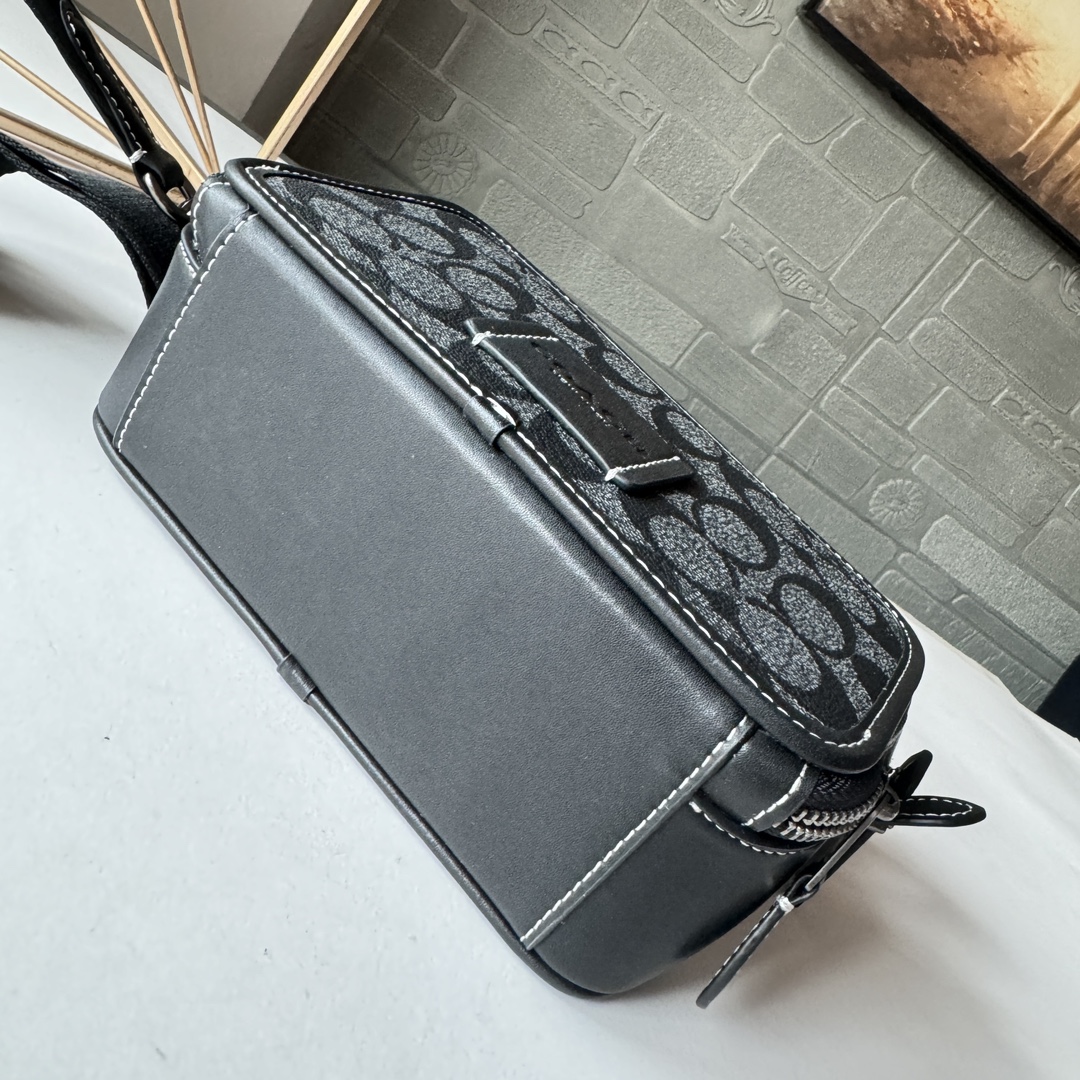 Coach 新款 COACH/蔻驰CM109奥莱男士 标志WYATT斜挎包单肩包 2个信用卡槽