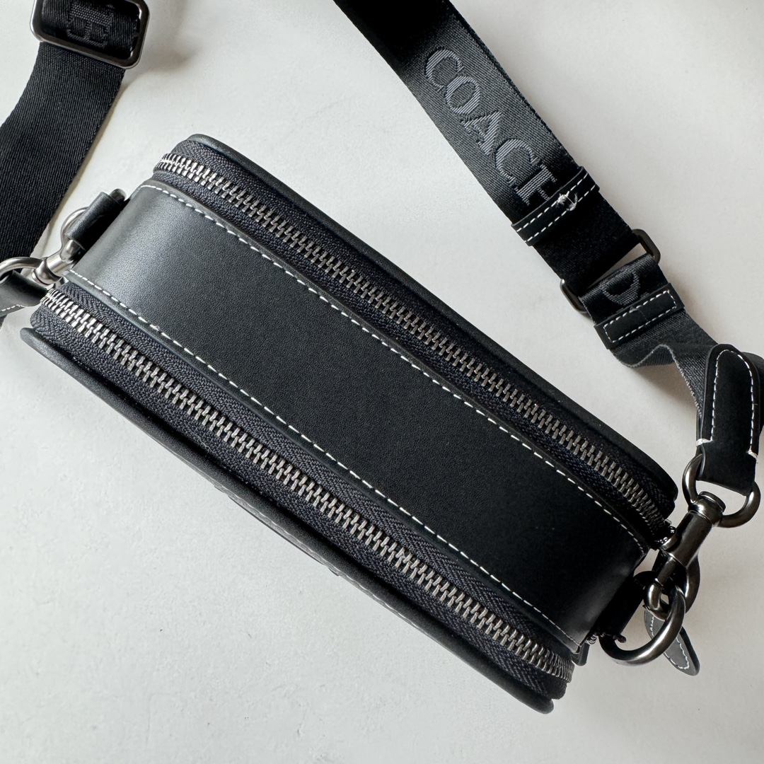 Coach 新款 COACH/蔻驰CM109奥莱男士 标志WYATT斜挎包单肩包 2个信用卡槽