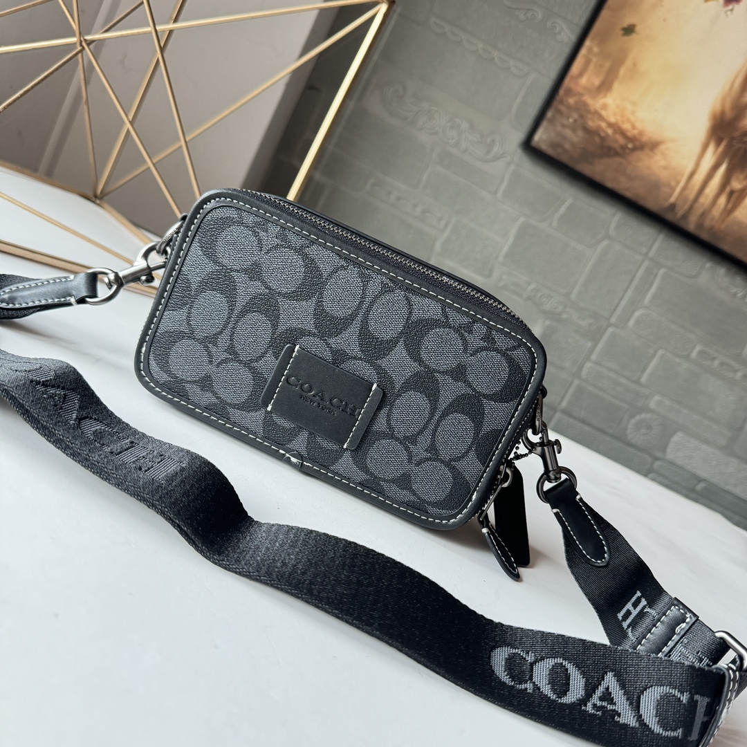 Coach 新款 COACH/蔻驰CM109奥莱男士 标志WYATT斜挎包单肩包 2个信用卡槽