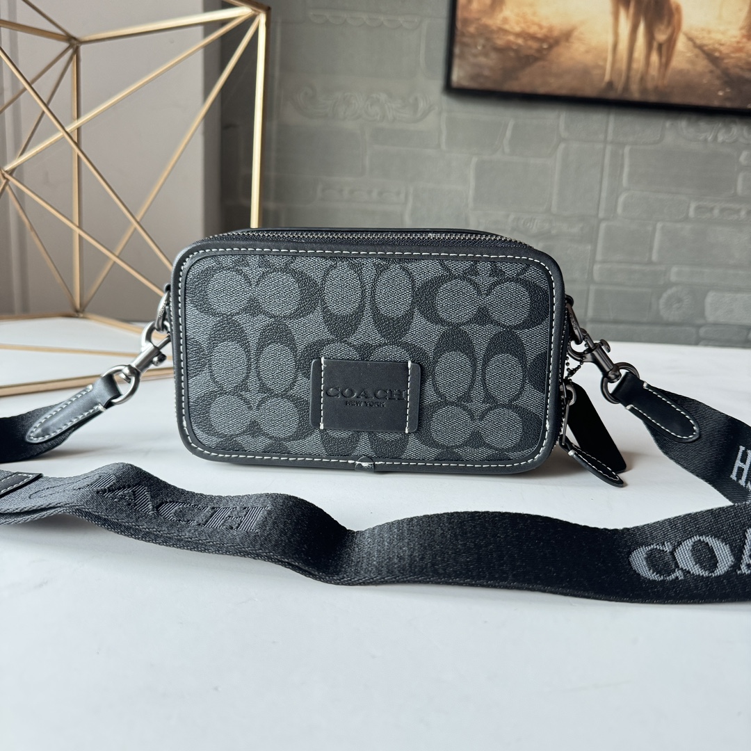 Coach 新款 COACH/蔻驰CM109奥莱男士 标志WYATT斜挎包单肩包 2个信用卡槽