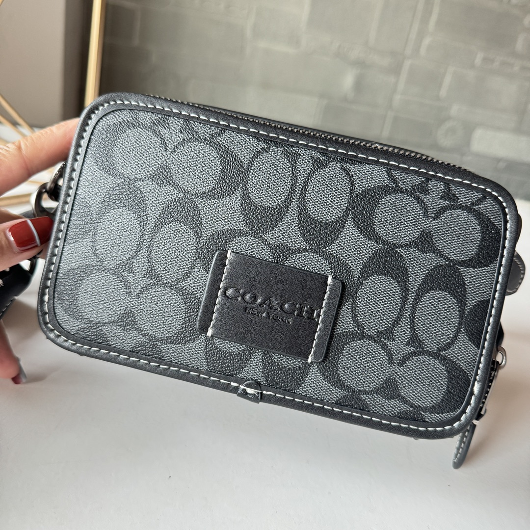 Coach 新款 COACH/蔻驰CM109奥莱男士 标志WYATT斜挎包单肩包 2个信用卡槽