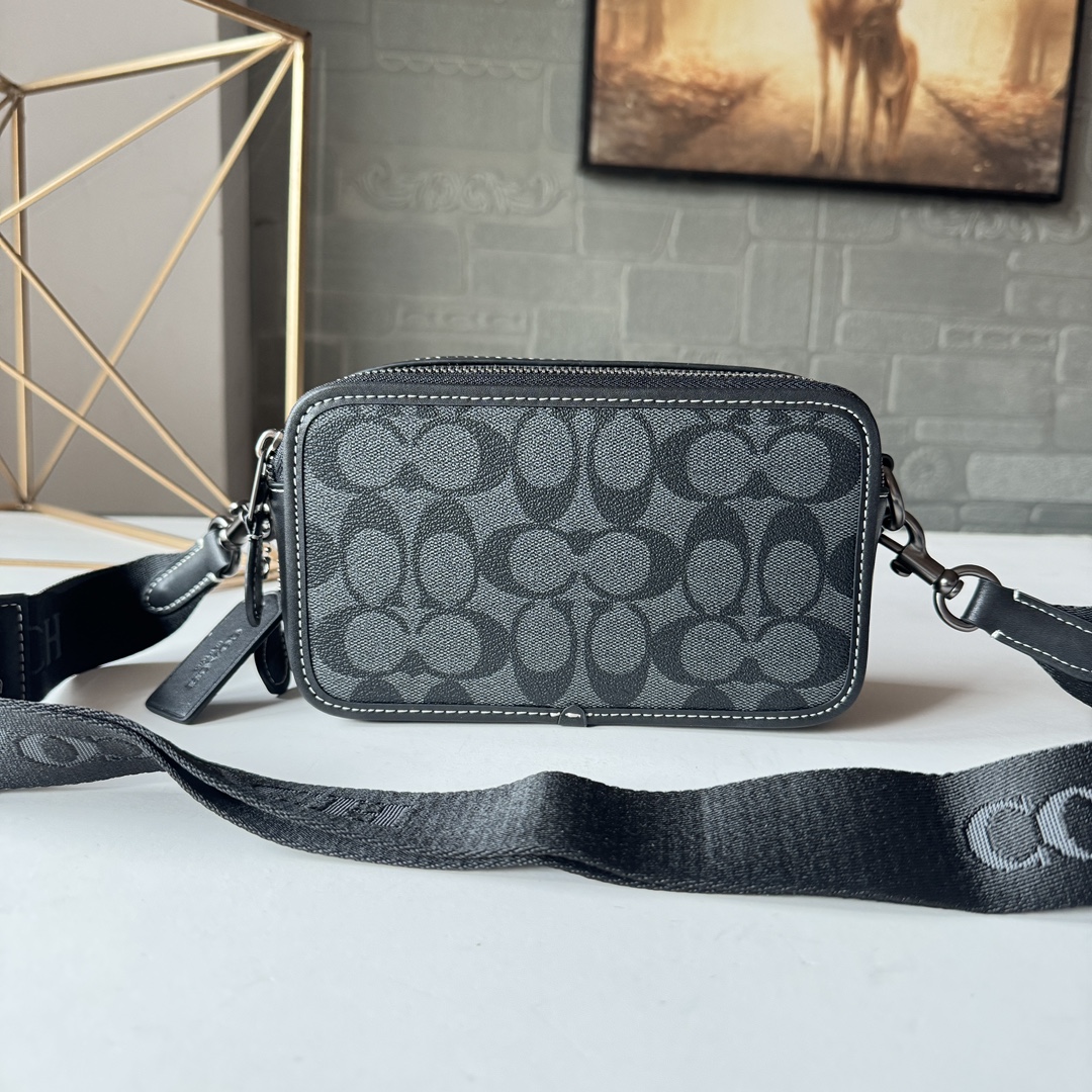 Coach 新款 COACH/蔻驰CM109奥莱男士 标志WYATT斜挎包单肩包 2个信用卡槽