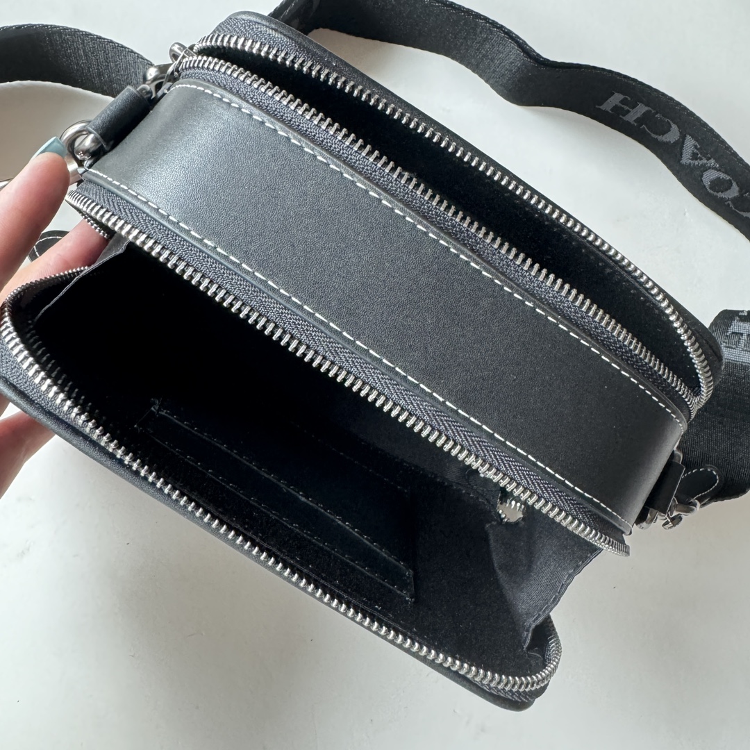 Coach 新款 COACH/蔻驰CM109奥莱男士 标志WYATT斜挎包单肩包 2个信用卡槽