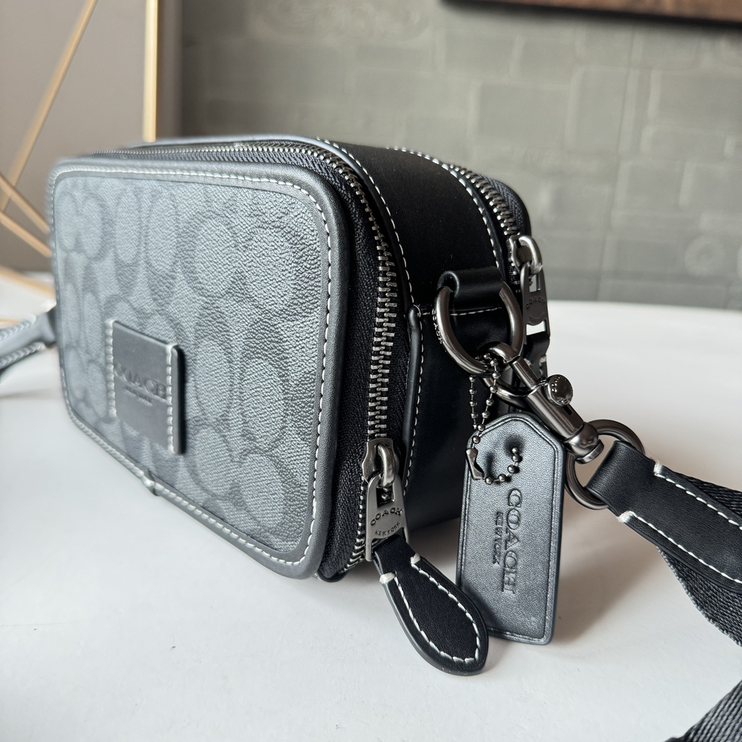 Coach 新款 COACH/蔻驰CM109奥莱男士 标志WYATT斜挎包单肩包 2个信用卡槽