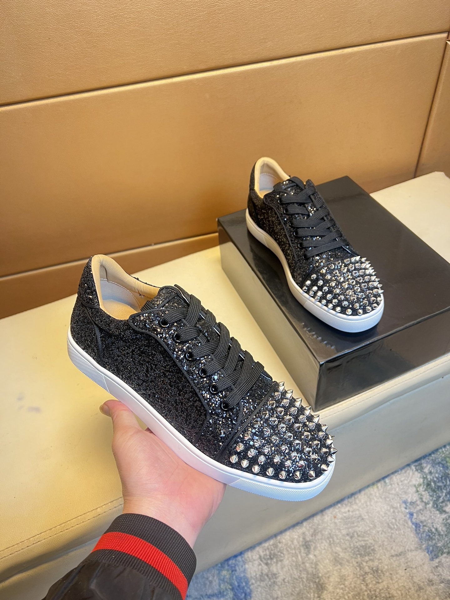 NO:690075,p 'CL～' Top Purchasing Men's HK Counter is on sale at the same time. The original sole is specially provided by the original factory, the original leather pig lining, the exclusive movable molded sole is super comfortable, the original factory follows the order, the high-quality design is exquisite and delicate, and the unique red sole is made. Details determine the quality. We only make shoes with care. You can enter and exit the counter at will. Welcome to compare the code numbers 38-44.19860909p《CL～》顶级代购男士HK专柜同步发售.鞋底原厂特供原版底,原版皮 猪里 独家活动成型底超级舒适,原厂跟单货,高品质设计做工精致细腻,独一无二红鞋底制作 细节决定品质、我们只为用心做好鞋,可随意进出专柜,欢迎对比码数38-44,,Men's shoes