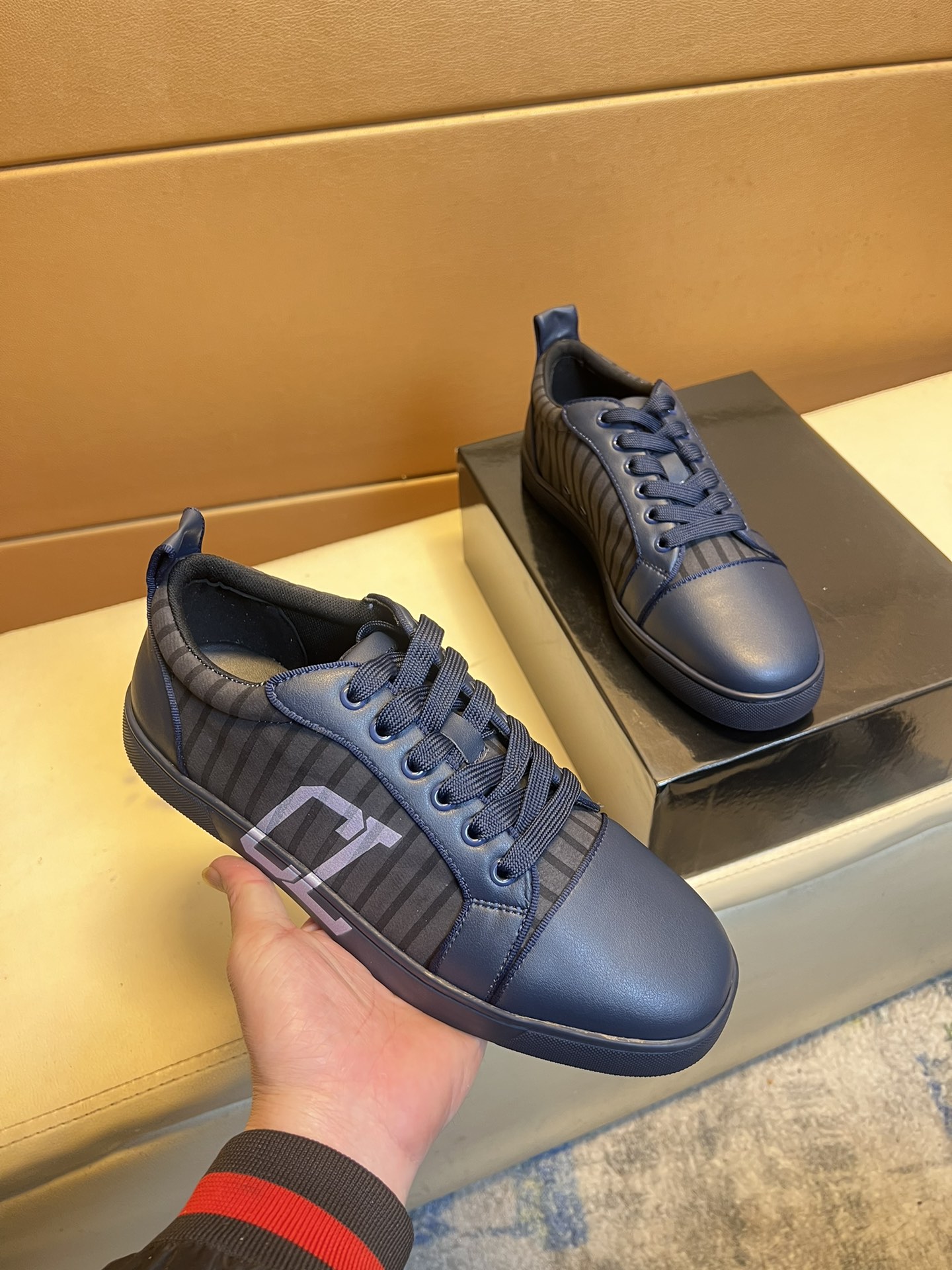 NO:690071,p 'CL～Top purchasing men's HK counters are on sale at the same time. The original soles are specially provided by the original factory, the original leather pig lining, the exclusive movable molded sole is super comfortable, the original factory follows the order, the high-quality design is exquisite and delicate, the unique red sole production is made. Details determine the quality. We only make shoes with care. You can enter and exit the counter at will. Welcome to compare the code numbers 38-44.19860909p《CL～顶级代购男士HK专柜同步发售.鞋底原厂特供原版底,原版皮 猪里 独家活动成型底超级舒适,原厂跟单货,高品质设计做工精致细腻,独一无二红鞋底制作 细节决定品质、我们只为用心做好鞋,可随意进出专柜,欢迎对比码数38-44,,Men's shoes