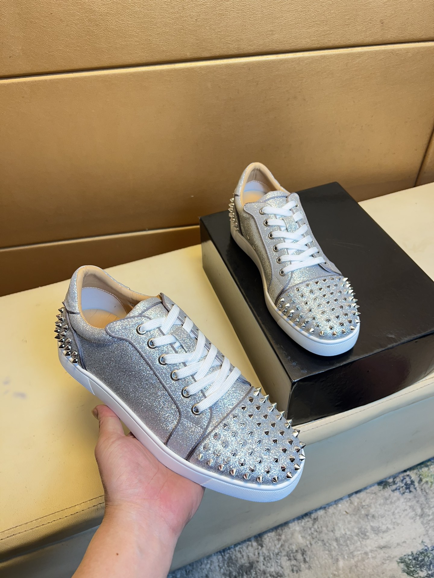 NO:690079,p 'CL~' is on sale at the same time at the top men's HK counters. The soles are specially provided by the original factory, the original leather pig lining, the exclusive movable molded sole is super comfortable, the original factory follows the order, the high-quality design is exquisite and delicate, and the unique red sole is made. Details determine the quality. We only make shoes with care. You can go in and out of the counter at will. Welcome to compare the code numbers 38-44.19860909p 《CL～》顶级代购男士HK专柜同步发售.鞋底原厂特供原版底,原版皮 猪里 独家活动成型底超级舒适,原厂跟单货,高品质设计做工精致细腻,独一无二红鞋底制作 细节决定品质、我们只为用心做好鞋,可随意进出专柜,欢迎对比码数38-44,,Men's shoes