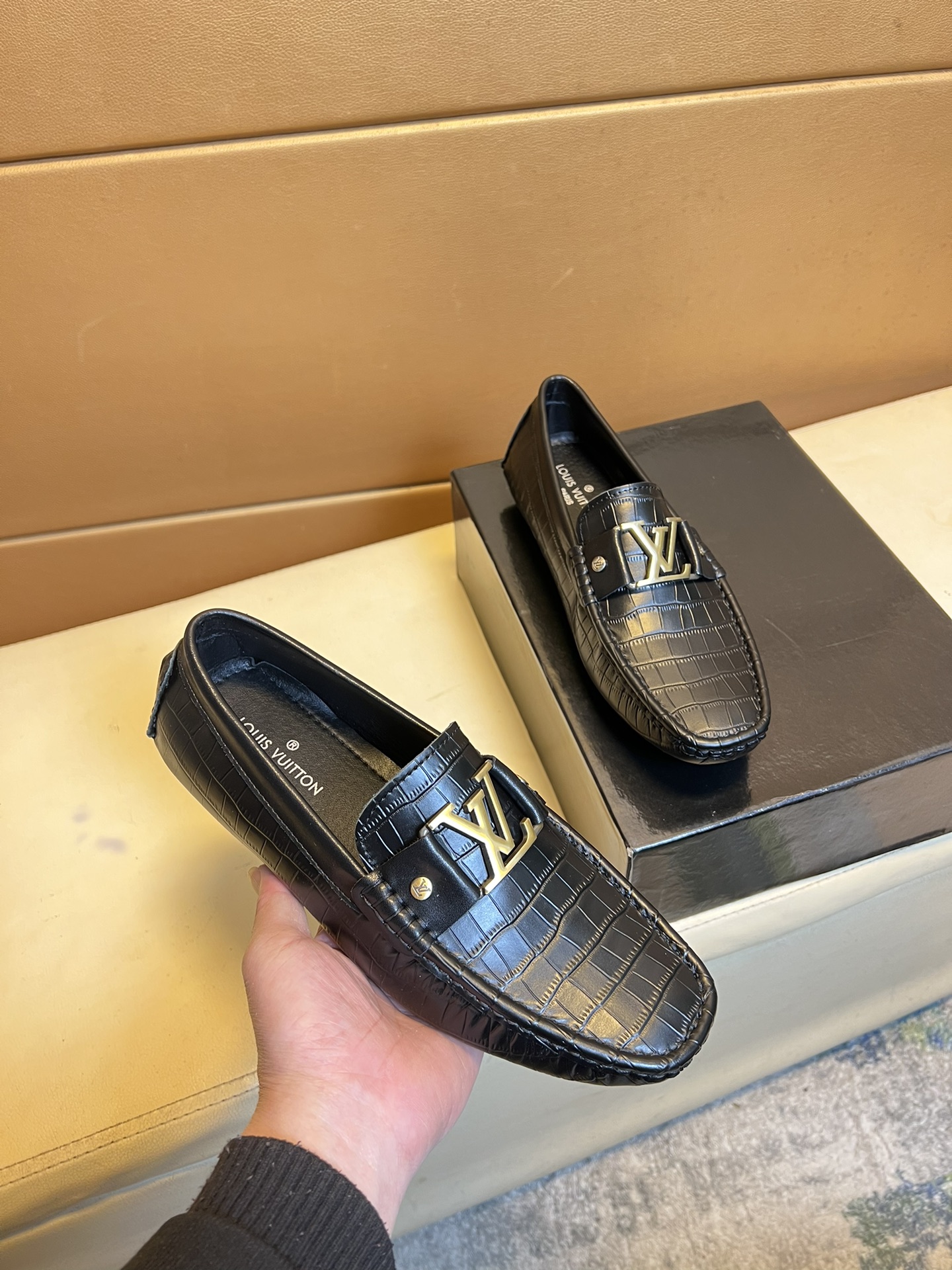 NO:271453,p【Lv】Hong Kong original single-quality beanie shoes. Exquisite craftsmanship, high-end boutique men's casual style, lazy foot cover, loafer style. This fabric uses imported top Italian original bright leather sheep lily. The original anti-slip wear-resistant rubber outsole. The only choice for driving leather shoes is sized 38-44,,louis vuitton,loafers19860909p【Lv】香港原单品质豆豆鞋.精湛工艺 高端精品男士休闲款 懒人套脚乐福款 此款面料采用进口顶级意大利原版亮皮羊里 里更为高档 原版防滑耐磨橡胶大底驾车唯一选择皮鞋码数38-44码,,louis vuitton,loafers,Men's shoes