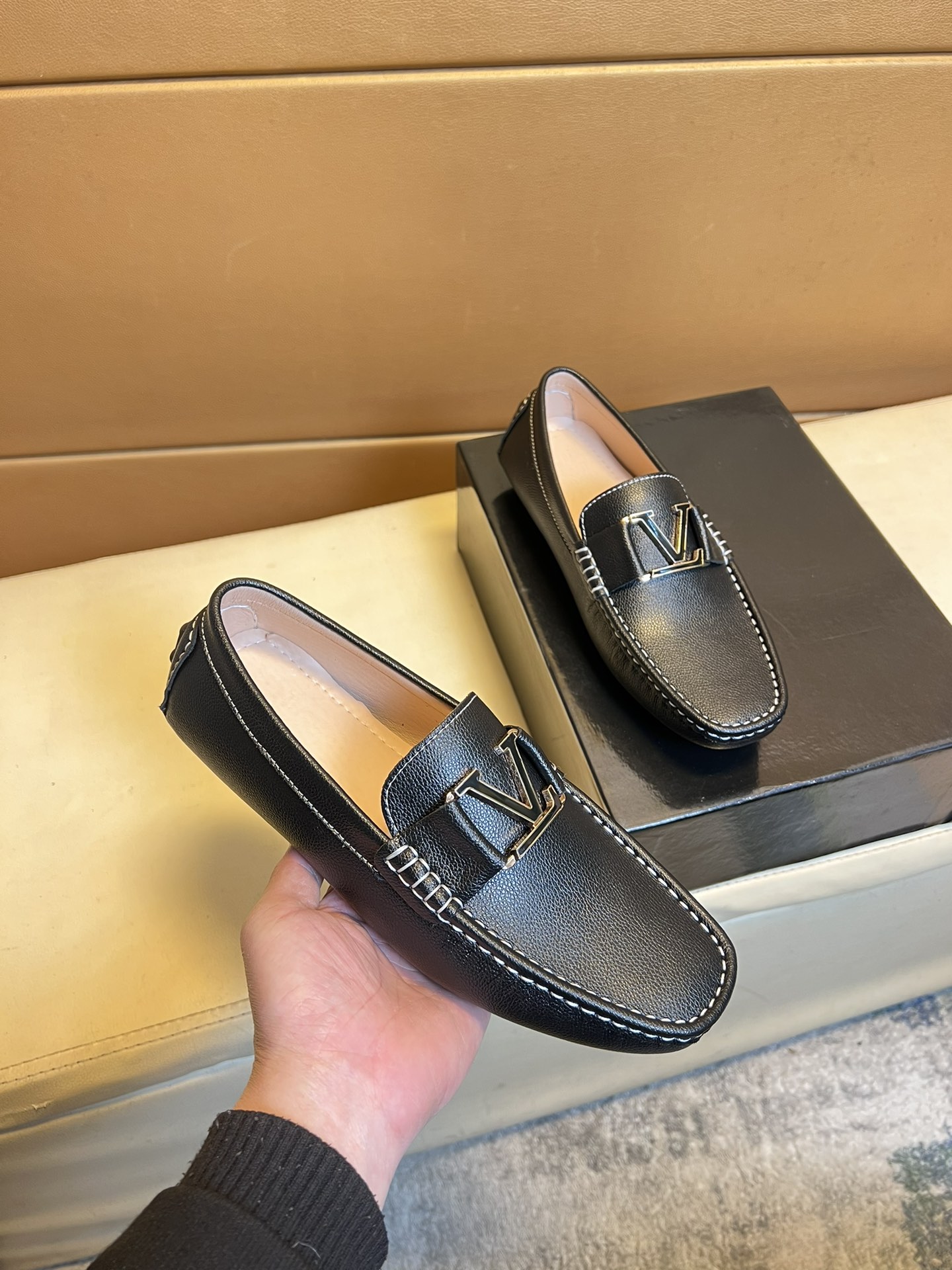 NO:271456,p【Lv】Louis Vuitton Hong Kong original single-quality beanie shoes. Exquisite craftsmanship, high-end boutique men's casual style, lazy foot cover Loafer style This fabric uses imported top Italian original bright leather sheep lily, which is more high-end original non-slip wear-resistant rubber outsole driving only choice leather shoes size 38-44,,louis vuitton,louis vuitton,loafers19860909p【Lv】路易威登 香港原单品质豆豆鞋.精湛工艺 高端精品男士休闲款 懒人套脚乐福款 此款面料采用进口顶级意大利原版亮皮羊里 里更为高档 原版防滑耐磨橡胶大底驾车唯一选择皮鞋码数38-44码,,louis vuitton,louis vuitton,loafers,Men's shoes