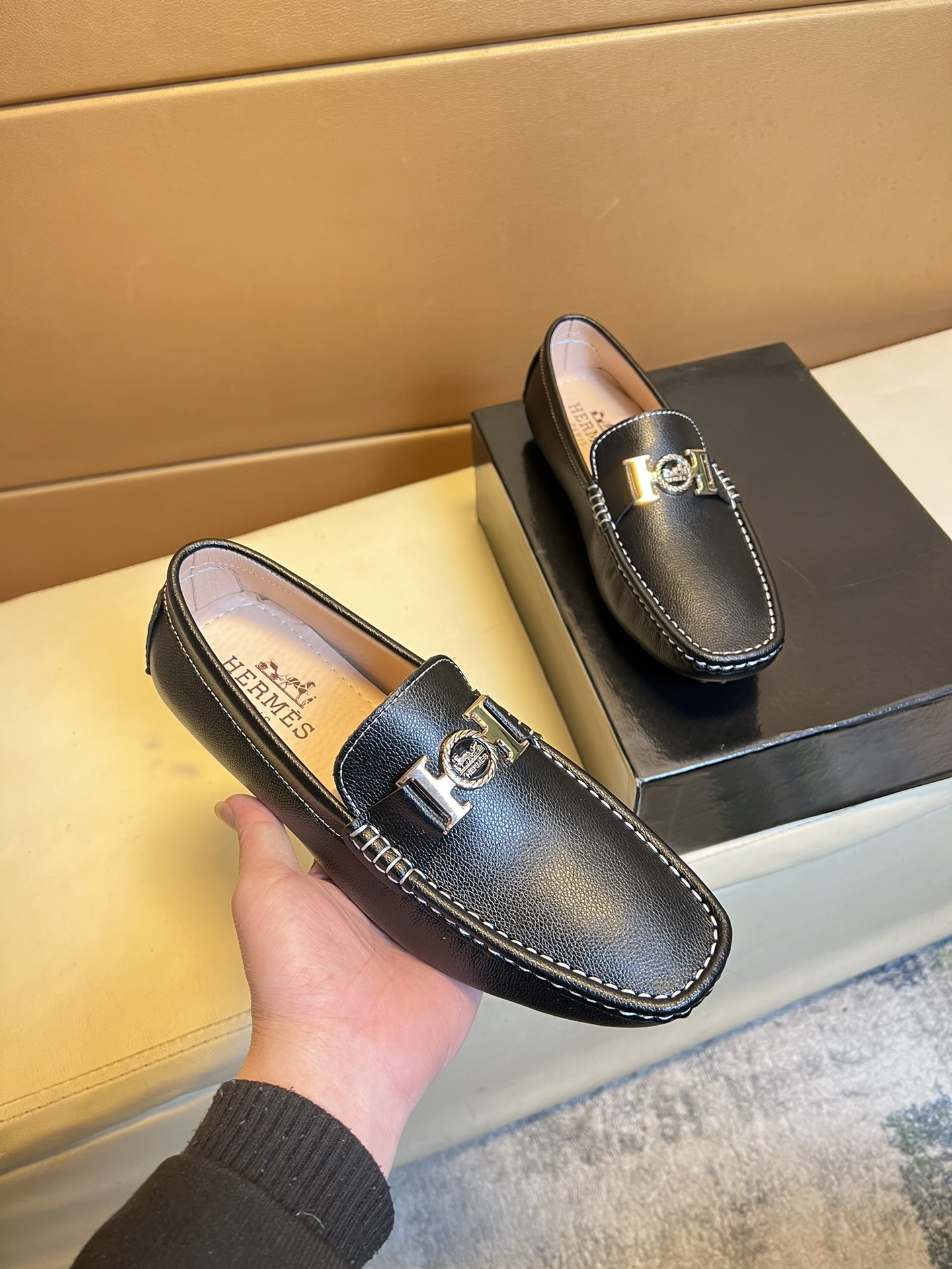 NO:271462,p Hermes Hong Kong original single-quality beanie shoes. Exquisite craftsmanship, high-end boutique men's casual style, lazy foot cover Loafer style. This fabric uses imported top Italian original bright leather sheep lily. The original non-slip wear-resistant rubber outsole is the only choice for driving leather shoes. Size 38-44, hermes, loafers19860909p爱马仕 香港原单品质豆豆鞋.精湛工艺 高端精品男士休闲款 懒人套脚乐福款 此款面料采用进口顶级意大利原版亮皮羊里 里更为高档 原版防滑耐磨橡胶大底驾车唯一选择皮鞋码数38-44码,,hermes,loafers,Men's shoes