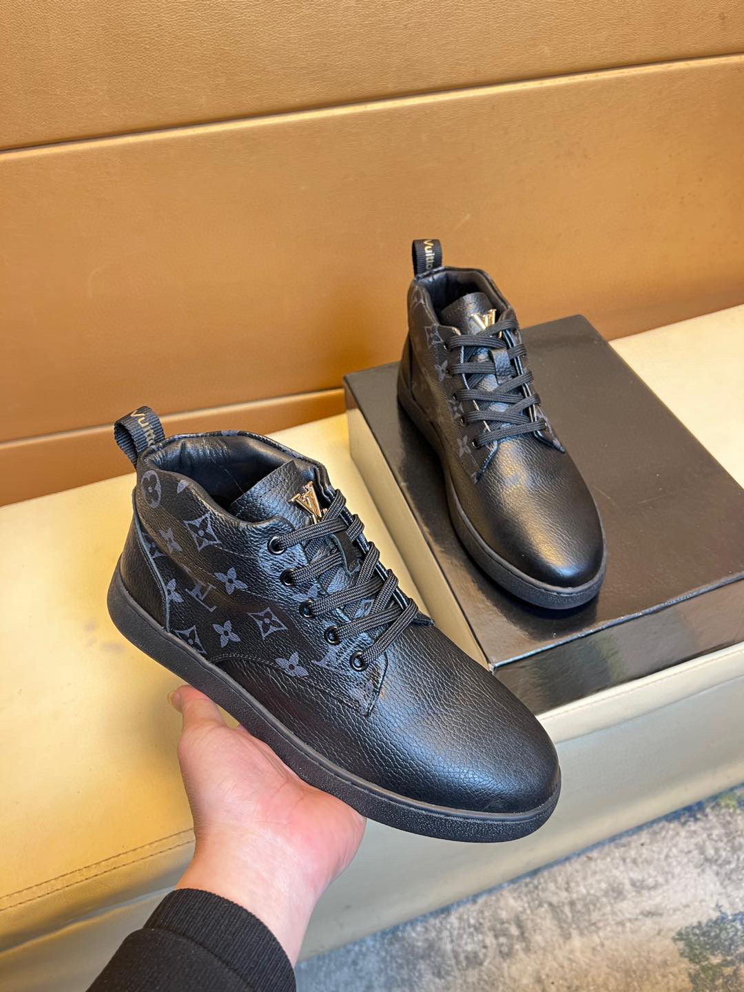 NO:270199,PGaobon Original Single Quality Exclusive First Launch Guqi Unique Modern Style Sports Shoes. Casual Love Original Leather Sheep (refuse to undress the feet) Soles are originally specially supplied with original soles, super cool, lace-up and walking, style design, super comfortable, wear-resistant, non-slip original soles. Just like the real thing is more beautiful, suitable for outdoors, perfect for driving, high-quality shoes, Wei Men's shoes sizes 38-44,,loafers,sneakers,sneakers19860909p高邦原单品质独家首发 古奇 独特现代风运动鞋.休闲乐福原版皮 羊里（拒绝脱色磨脚）鞋底原厂特供原版底,超酷 系带走路都带风风格设计 超舒服耐磨防滑原版底 .就好像实物拍摄实物更赞 适合户外,驾车完美高品质板鞋,伟 男鞋码数38-44,,loafers,sneakers,Men's shoes