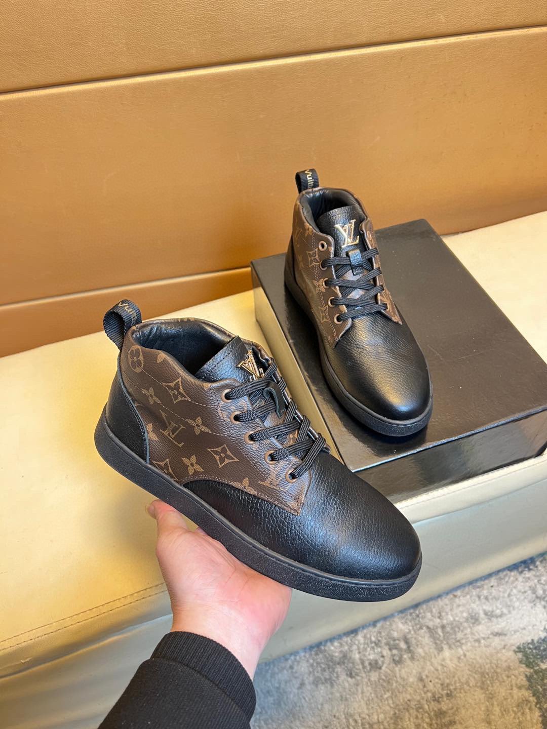 NO:270196,PGobon Original Single Quality Exclusive First Launch Louis Vuitton Unique Modern Style Sports Shoes. Casual Love Original Leather Sheep (refuse to undress the feet) Soles are originally specially supplied with original soles, super cool, lace-up and walking style design, super comfortable, wear-resistant, non-slip original soles. Just like the real thing is more beautiful, suitable for outdoors, perfect for driving, high-quality shoes, Wei Men's shoes size 38-44,,louis vuitton,loafers,sneakers19860909p高邦原单品质独家首发 路易威登 独特现代风运动鞋.休闲乐福原版皮 羊里（拒绝脱色磨脚）鞋底原厂特供原版底,超酷 系带走路都带风风格设计 超舒服耐磨防滑原版底 .就好像实物拍摄实物更赞 适合户外,驾车完美高品质板鞋,伟 男鞋码数38-44,,louis vuitton,loafers,sneakers,Men's shoes