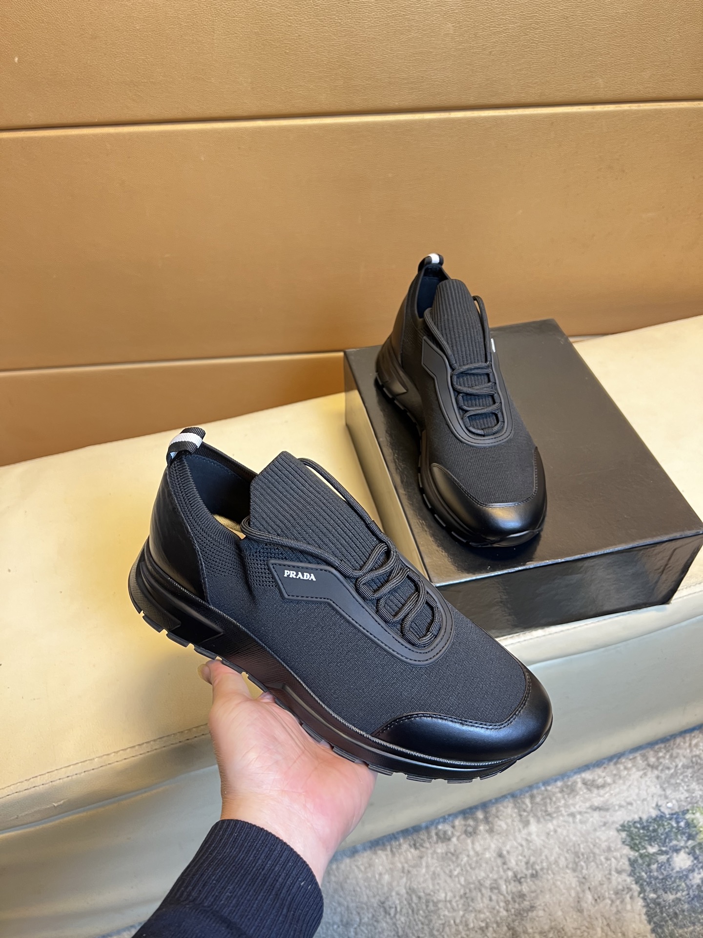 NO:276349,PHigh-quality Niuli (PRADA) Hong Kong purchasing men's shoes official website has been launched with the latest 11 copies, Hong Kong counters are synchronized, and the catwalks are on the same stage; all use breathable flying weaving imported breathable fabric with cowhide inner lining, original 1:1 non-slip and wear-resistant; comfortable footing, durable style, fine workmanship, and simple and neat shoe last, demonstrating the courage and toughness of men. Size 38-45, prada, prada, cowhide19860909p高品质牛里（PRADA普拉达）香港代购男鞋官网最新款上市了11复制,香港专柜同步,走秀同台；全部采用透气飞织进口透气面料配牛皮内里、原版1:1防滑耐磨；着脚舒适、款式耐看,做工精细,配以简洁利落的鞋楦,彰显男人的果敢和硬朗, 码数38一45,,prada,prada,cowhide,Men's shoes