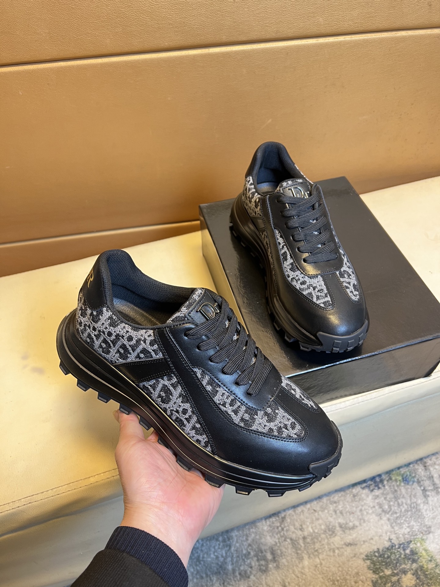 NO:345272,pAudi original single quality. ~ Unique modern style sports shoes. Casual shoes must-have for men. Italian imported original brand, imported original leather, sheep (refuse to remove and polish the feet) sole factory special original sole, French lazy style design, foot fitting on the original single quality, super comfortable original sole. Just like the real thing is more beautiful, high-quality shoes, men's shoes size 38-44 (45 46 can be customized),, sneakers19860909p奥迪 原单品质.～ 独特现代风运动鞋.休闲鞋潮男必备款 意大利进口原版品牌,进口原版皮,羊里（拒绝脱色磨脚）鞋底原厂特供原版底,法国懒人风格设计 贴脚 在贴原单品质 超舒服原版底 .就好像实物拍摄实物更赞 ,高品质板鞋,什 男鞋码数38-44(45 46可订做),,sneakers,Men's shoes