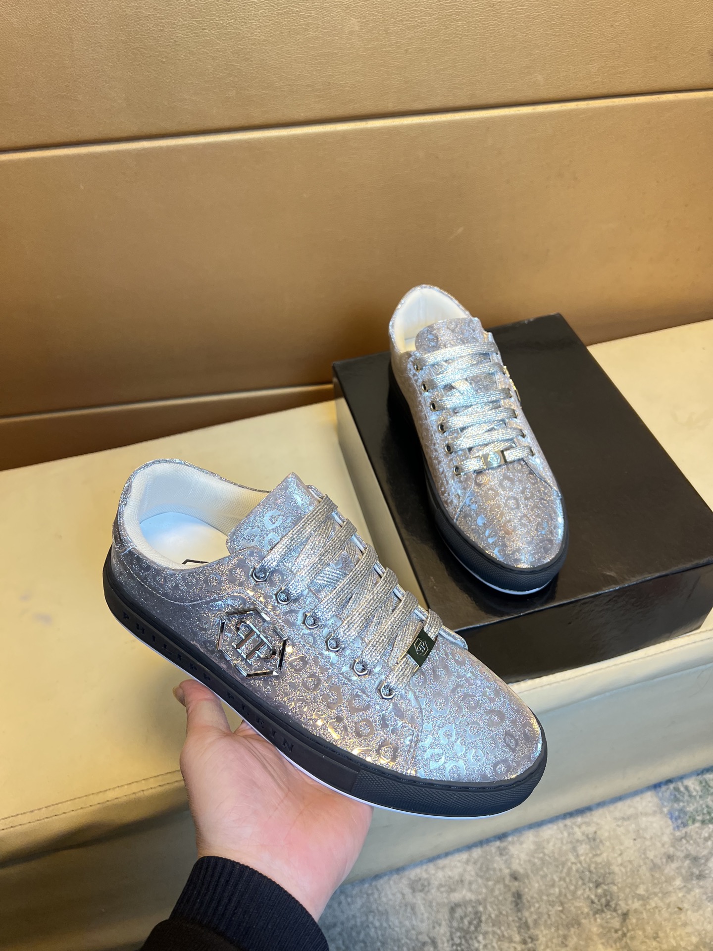 NO:278442,pPP Philip original single quality. ~ Unique modern style sports shoes. Casual shoes must-have for men. Italian imported original brand, imported original leather, sheep (refuse to remove and polish the feet) sole factory special original sole, French lazy style design, foot fitting on the original single quality, super comfortable original sole. Just like the real thing is more beautiful, high-quality shoes, good men's shoes size 38-44,, PHILIPP PLEIN, sneakers19860909pPP 菲利普 原单品质.～ 独特现代风运动鞋.休闲鞋潮男必备款 意大利进口原版品牌,进口原版皮,羊（拒绝脱色磨脚）鞋底原厂特供原版底,法国懒人风格设计 贴脚 在贴原单品质 超舒服原版底 .就好像实物拍摄实物更赞 ,高品质板鞋,佳 男鞋码数38-44,,PHILIPP PLEIN,sneakers,Men's shoes