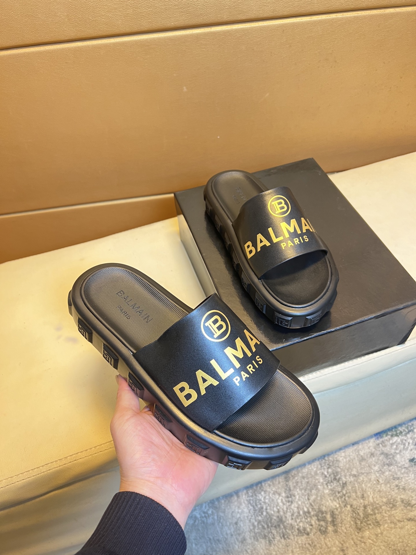 NO:275601,[Balmain] Top purchasing agent Lujia hot men's slippers shoes, counter synchronization, upper imported calfskin from Italy, original sole, exclusive movable molding sole is super comfortable, original order goods, high quality, can enter and exit the counter at will, welcome comparison, size 38-45,,balmain,slippers,cowhide19860909批【巴尔曼】顶级代购路家爆款男士拖鞋鞋 专柜同步 鞋面意大利进口小牛皮,鞋底原厂特供原版底,独家活动成型底超级舒适,原厂跟单货,高品质,可随意进出专柜,欢迎对比,码数 38-45,,balmain,slippers,cowhide,Men's shoes