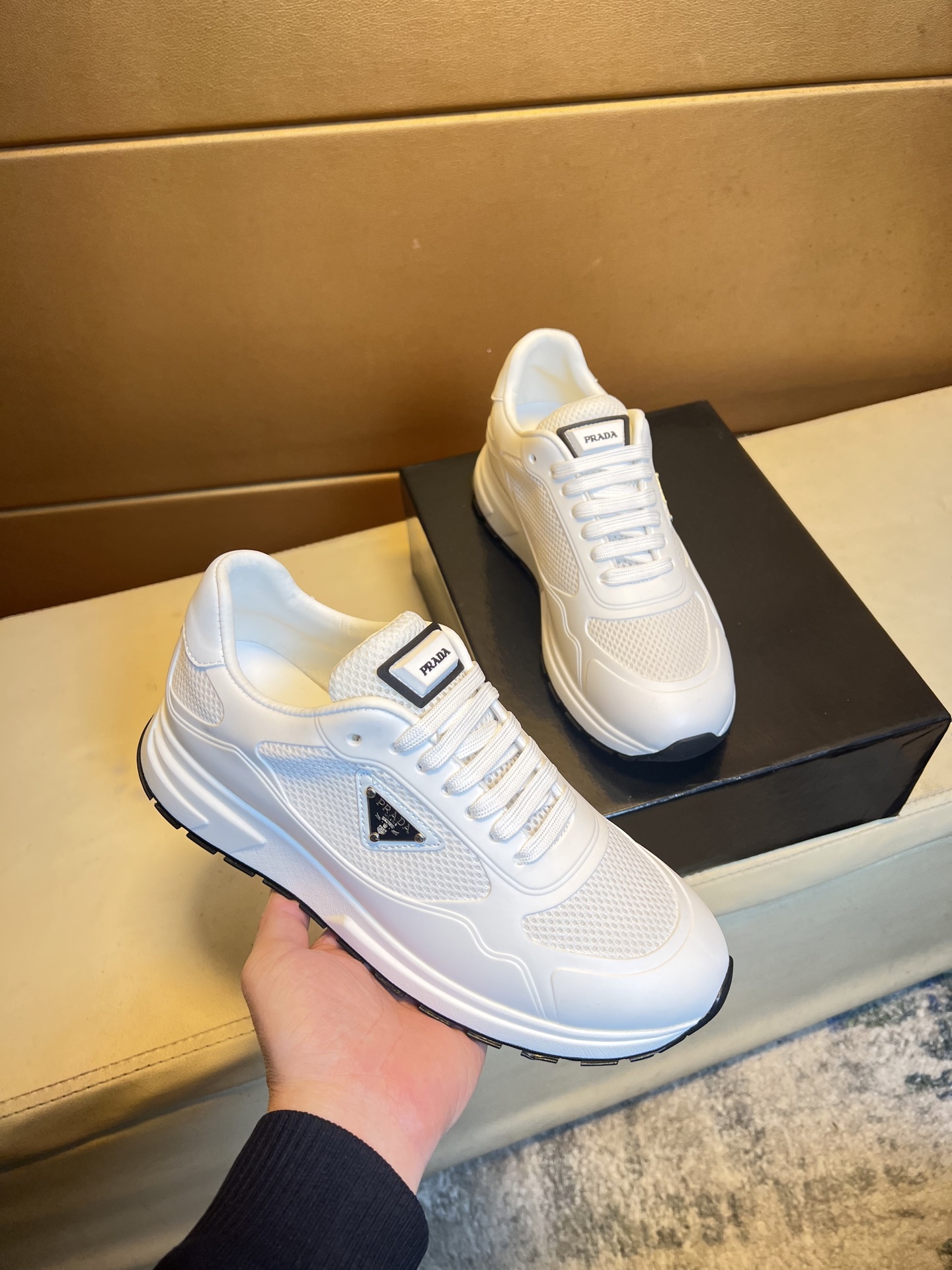 NO:273972,p《PRADA》 [Classic Original Version] Prada's top purchasing agent for men's latest counters are available simultaneously, Italian imported high-quality original brand silk calfskin·Shoe height Zhoubo brand logo·Brand high mercerized canvas cloth·Shoe tongue silk printing brand logo highlighted (high-end, noble, grade)·Exquisite workmanship (imported Italian Shuiran net cloth Neri·Cowhide), original sole factory special original sole, double-layer movable molding transparent air cushion bottom·Environmental, wear-resistant, ultra-light, comfortable··The real thing is more beautiful. King Size 38-44,,prada,prada,cowhide19860909p《PRADA》【经典原单版本】普拉达顶级代购男士最新专柜同步发售,意大利进口优质原版品牌丝绸小牛皮·鞋身高周波品牌logo·品牌高丝光帆布布匹·鞋舌丝印品牌logo凸显（高端·贵气·档次）·做工考究（进口意大利水然网布内里·牛皮垫脚）,鞋底原厂特供原版底,双层活动成型透明气垫底·环保·耐磨·超轻·舒适··实物拍摄实物更漂亮 王 码数38-44,,prada,prada,cowhide,Men's shoes