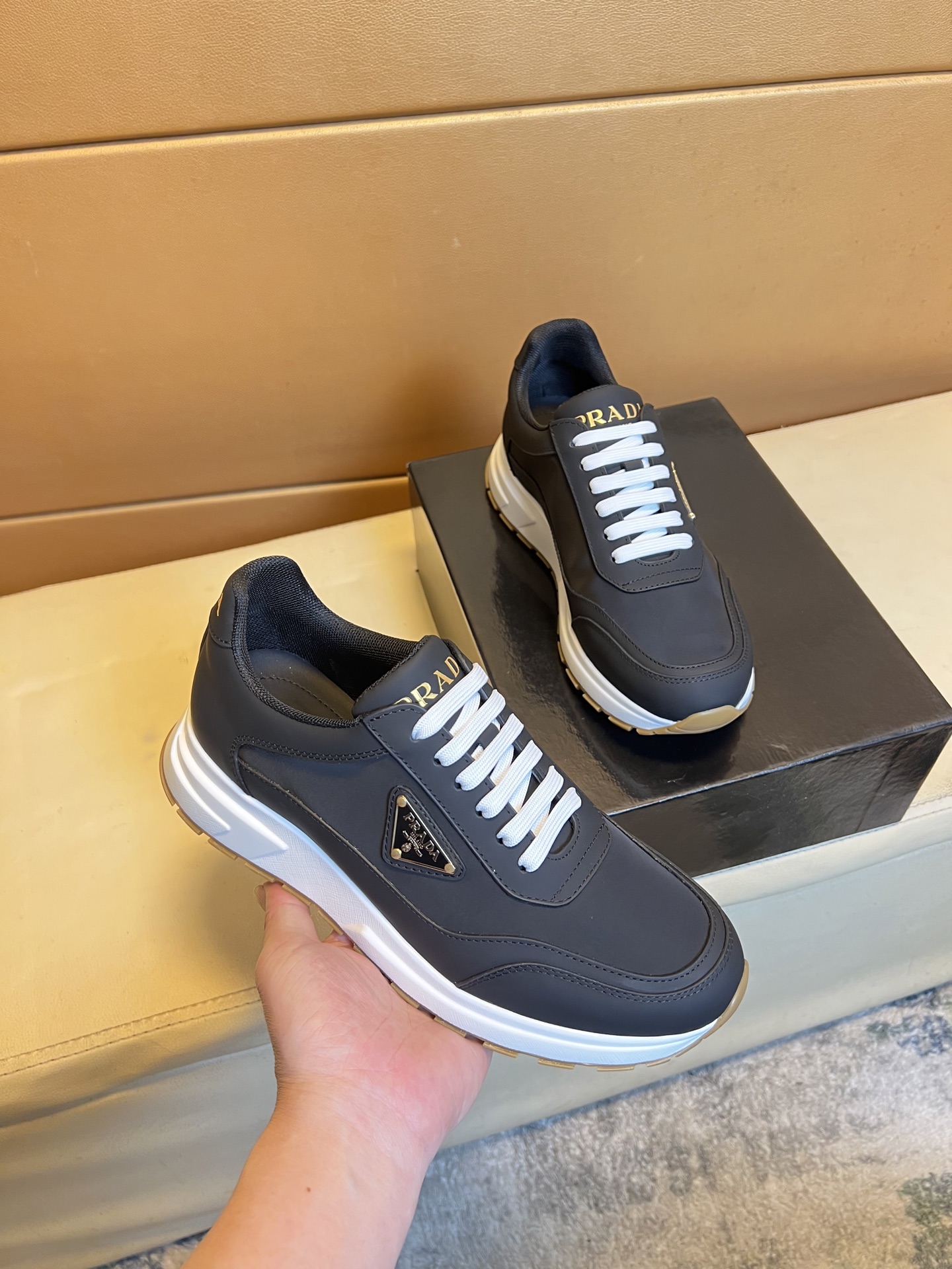 NO:275581,p《PRADA》 [Classic Original Version] Prada's top purchasing agent for men's latest counters are available simultaneously, Italian imported high-quality original brand silk calfskin·Shoe height Zhoubo brand logo·Brand high mercerized canvas cloth·Shoe tongue silk printing brand logo highlighted (high-end, noble, grade)·Exquisite workmanship (imported Italian Shuiran net cloth Neri·Cowhide), original sole factory special supply original sole, double-layer movable molding transparent air cushion bottom·Environmental, wear-resistant, ultra-light, comfortable··The real thing is more beautiful19860909p《PRADA》【经典原单版本】普拉达顶级代购男士最新专柜同步发售,意大利进口优质原版品牌丝绸小牛皮·鞋身高周波品牌logo·品牌高丝光帆布布匹·鞋舌丝印品牌logo凸显（高端·贵气·档次）·做工考究（进口意大利水然网布内里·牛皮垫脚）,鞋底原厂特供原版底,双层活动成型透明气垫底·环保·耐磨·超轻·舒适··实物拍摄实物更漂亮 码数38-44,,prada,prada,cowhide,Men's shoes