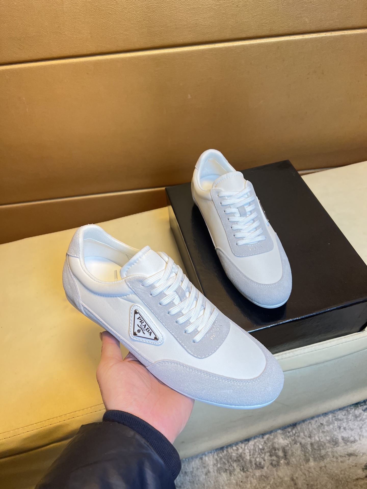 NO:350772,p Prada original single quality. ~ Unique modern style sports shoes. Casual shoes must-have for men. Italian imported original brand, imported original leather, pig (refuse to remove and polish the feet) sole factory special original sole, French lazy style design, foot fitting on the original single quality, super comfortable original sole. Just like the real thing is more beautiful, high-quality board shoes, men's shoes size 38-44, prada, sneakers19860909p普拉达 原单品质.～ 独特现代风运动鞋.休闲鞋潮男必备款 意大利进口原版品牌,进口原版皮,猪里（拒绝脱色磨脚）鞋底原厂特供原版底,法国懒人风格设计 贴脚 在贴原单品质 超舒服原版底 .就好像实物拍摄实物更赞 ,高品质板鞋,男鞋码数38-44,,prada,sneakers,Men's shoes