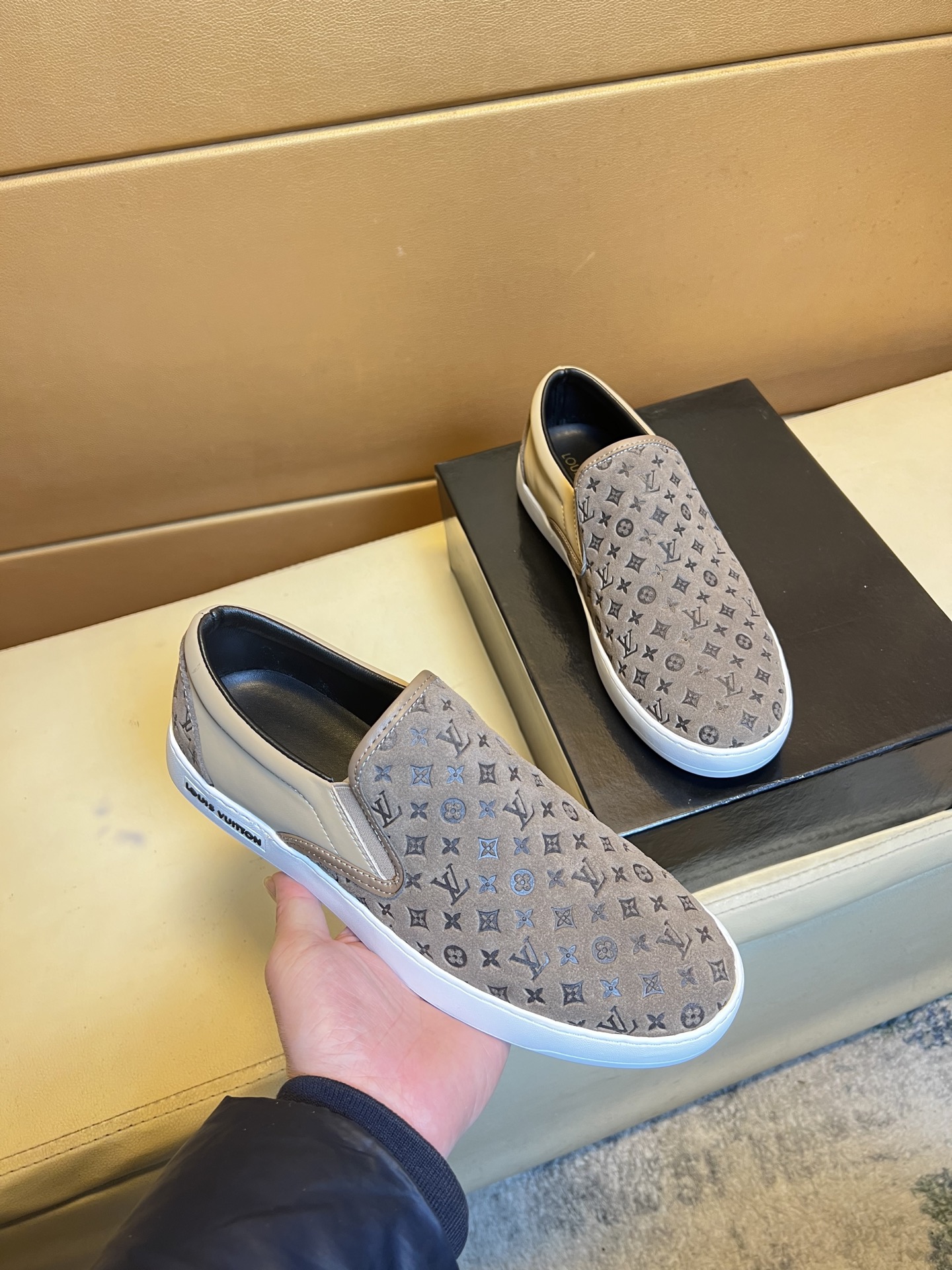 NO:284491,p Louis Vuitton original single quality. ~ Unique modern style sports shoes. Fashionable casual shoes must-have for men. Italian imported original brand, imported original leather, pig (refuse to remove and polish the feet) sole original factory special original sole, French lazy style design, foot fitting on the original single quality, super comfortable original sole. Just like the real thing is more beautiful, high-quality board shoes, men's shoes size 38-44,, louis vuitton, sneakers19860909p路易威登 原单品质.～ 独特现代风运动鞋.休闲鞋潮男必备款 意大利进口原版品牌,进口原版皮,猪里（拒绝脱色磨脚）鞋底原厂特供原版底,法国懒人风格设计 贴脚 在贴原单品质 超舒服原版底 .就好像实物拍摄实物更赞 ,高品质板鞋,男鞋码数38-44,,louis vuitton,sneakers,Men's shoes