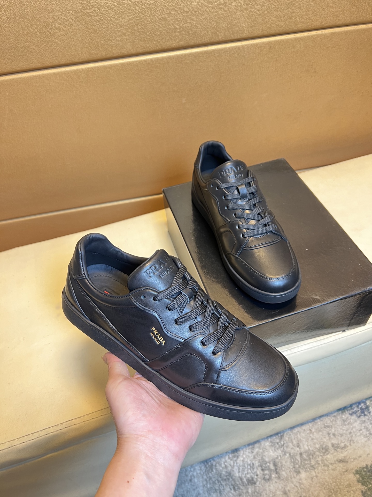 NO:284477,p《PRADA》 [Classic Original Version] Prada's top purchasing agent for men's latest counters are available simultaneously, Italian imported high-quality original brand silk calfskin·Shoe height Zhoubo brand logo·Brand high mercerized canvas cloth·Shoe tongue silk printing brand logo highlighted (high-end, noble, grade)·Exquisite workmanship (imported Italian Shuiran net cloth Neri·Cowhide), original sole factory special supply original sole, double-layer movable molding transparent air cushion bottom·Environmental, wear-resistant, ultra-light, comfortable··The real thing is more beautiful19860909p《PRADA》【经典原单版本】普拉达顶级代购男士最新专柜同步发售,意大利进口优质原版品牌丝绸小牛皮·鞋身高周波品牌logo·品牌高丝光帆布布匹·鞋舌丝印品牌logo凸显（高端·贵气·档次）·做工考究（进口意大利水然网布内里·牛皮垫脚）,鞋底原厂特供原版底,双层活动成型透明气垫底·环保·耐磨·超轻·舒适··实物拍摄实物更漂亮 码数38-44,,prada,prada,cowhide,Men's shoes