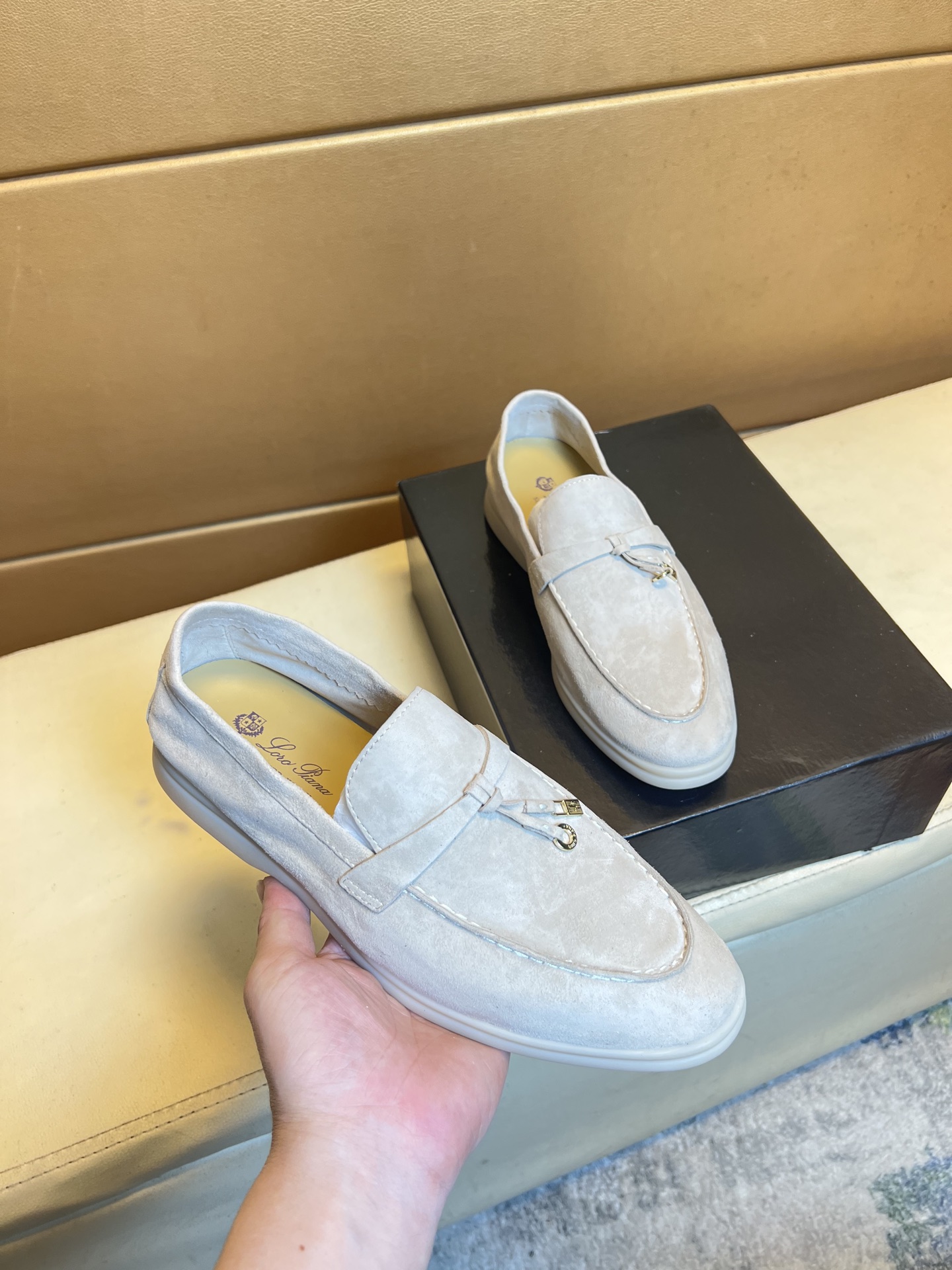 NO:558107,BC new product Brunello Cucinell* low-top sneakers Official price RMB,000 Classic yarn inspires the sophistication and sporty taste of this sneaker. The high-mercerized cow suede upper is extremely light and elastic, showing a tight appearance on both sides of the shoe, while the toe adopts the unique 'microhole' process of sports accessories to sublimate the breathability performance. The elasticity of knitted fabrics can ensure that the shoes fit better and are more comfortable to wear. The sharp material contrast highlights the sophistication. Punched cowhide foot support  Comfortable and breathable. The heel and insole are decorated with the brand logo, and the heel webbing pull-loop. The original open-molded lightweight foam rubber grip sole makes the shoes comfortable and flexible to wear on the feet. Standard counter sizes for lightweight and comfortable models are 38-44, brunello cucinelli, sneakers, cowhide19860909BC新品 Brunello Cucinell* 低帮运动鞋 官方售价RMB,000 经典纱线激发了这款运动鞋的精致与运动品味.高丝光牛反绒鞋面极致轻盈且富有弹性,鞋子两侧显示出紧致外观,而鞋头则采用运动配件独特的“微孔”工艺,升华透气性能.针织品的弹性可以确保鞋子更合脚,穿着更舒适 以鲜明的材质对比彰显精致.冲孔牛皮垫脚加持 舒适透气 后跟与鞋垫饰有品牌logo标志、后跟织带提环 原版开模轻质发泡橡胶抓地鞋底 令鞋子穿在脚上舒适且灵活.轻便舒适款标准专柜码数38-44,,brunello cucinelli,sneakers,cowhide,Men's shoes