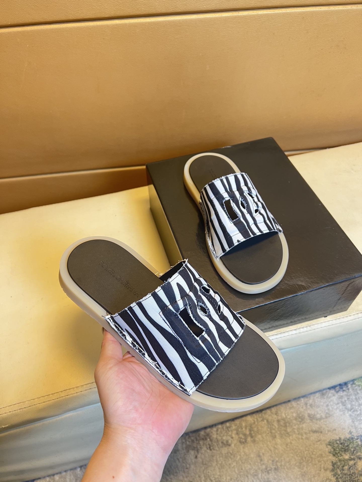 NO:354329,p exclusive first release Dolce & Gabbana unique modern style sneakers. Counter purchasing and leisure. Italian imported original leather, Zhuli (refuse to remove color and polish the feet) soles are original, super cool. All lace-up and walk with style design. Original single quality full leather, super comfortable, wear-resistant and non-slip original soles. Just like the real thing is more beautiful. Suitable for outdoors, perfect for driving, men's shoes sizes 38-46, Dolce & Gabbana, sneakers19860909p 独家首发 杜嘉班纳 独特现代风运动鞋.专柜代购休闲 意大利进口原版皮, 猪里（拒绝脱色磨脚）鞋底原厂特供原版底,超酷 系带走路都带风风格设计 原单品质全真皮制作,超舒服耐磨防滑原版底 .就好像实物拍摄实物更赞 适合户外,驾车完美高品质板鞋 男鞋码数38-46,,Dolce&Gabbana,sneakers,Men's shoes