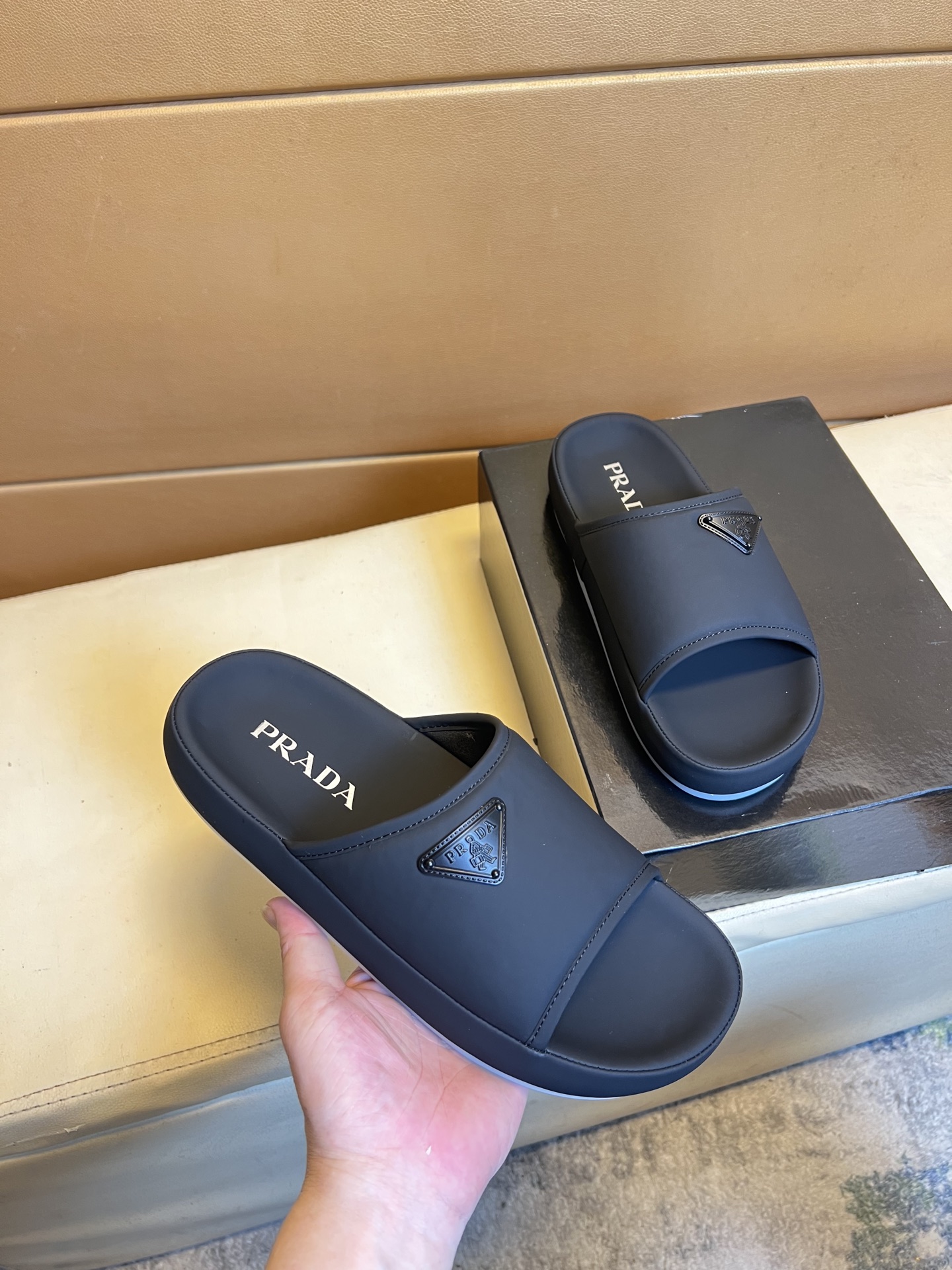 NO:345317,Prada Spring and Summer [Men's Sandals] As an active member of the fashion industry, it takes bold innovation as its true colors to create this casual business-style fabric for Chinese fashion men using original materials. The original color matching is fashionable, generous, so luxurious, high-end and domineering. Number of sizes: 38-44,,prada,sandals19860909p普拉达 春夏【男士凉鞋】作为时尚界的活跃一族 以大胆创新为本色 为中国时尚潮男打造出这款休闲商务风格面料采用原版材料 原版配色时尚大方如此奢华高档霸气 码数: 38-44,,prada,sandals,Men's shoes