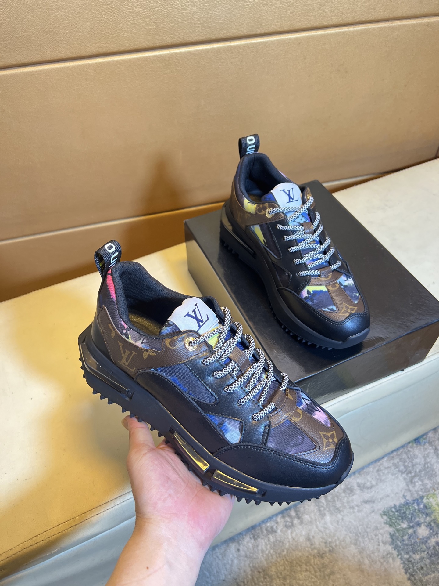 NO:345240,p Louis Vuitton original single quality. ~ Unique modern style sports shoes. Fashionable casual shoes must-have for men. Italian imported original brand, imported original leather, sheep (refuse to remove and polish the feet) sole original factory special original sole, French lazy style design, foot fitting on the original single quality, super comfortable original sole. Just like the real thing shooting is even better, high-quality board shoes, men's shoes size 38-44 (45 46 can be customized),, louis vuitton, sneakers19860909p路易威登 原单品质.～ 独特现代风运动鞋.休闲鞋潮男必备款 意大利进口原版品牌,进口原版皮,羊里（拒绝脱色磨脚）鞋底原厂特供原版底,法国懒人风格设计 贴脚 在贴原单品质 超舒服原版底 .就好像实物拍摄实物更赞 ,高品质板鞋,什 男鞋码数38-44(45 46可订做）,,louis vuitton,sneakers,Men's shoes