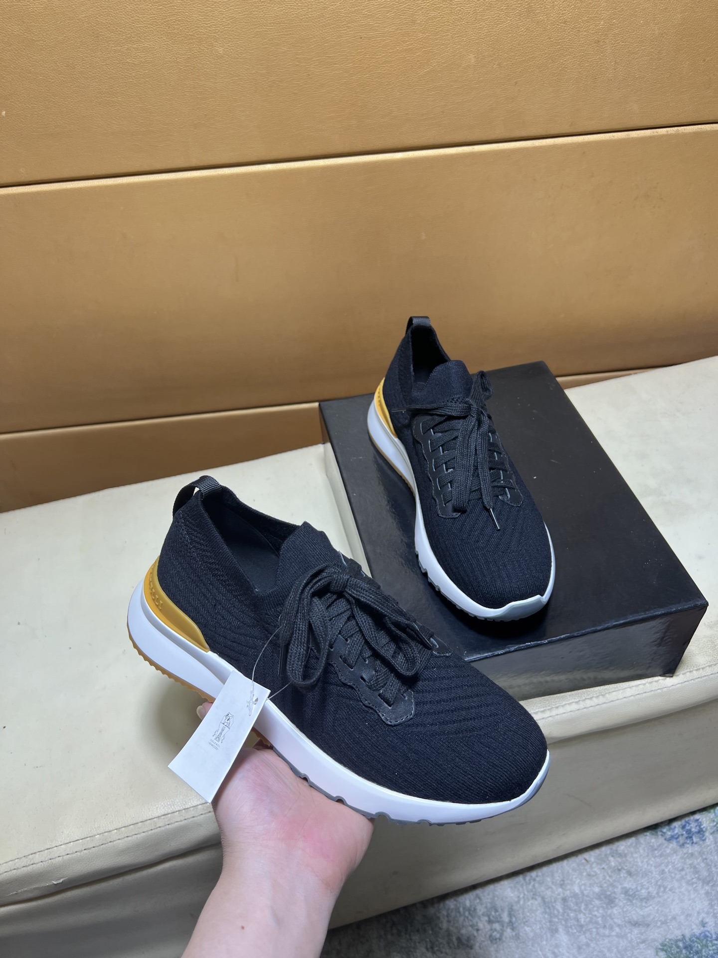 NO:558141,Brunello Cucinelli’s new men’s shoes are now available!  Abbreviation (BC) This brand is the world's top luxury brand from Italy. This casual sports shoe is impeccable from purchasing the original version to the material selection, color matching and last structure!  The fabric is made of semi-polished full-grain calfskin imported from Italy + imported fly-knit fabric. The lining is a white benzene-dyed special calfskin lining. It has a 0.5mm circular punching design, which does not fade or slip, is breathable and does not stuffy your feet!  The brand-specific logo movable foot bed is luxurious when you see it!  Paired with a TPU environmentally friendly composite outsole, it is softer, more comfortable, mature and stable when worn on the feet!  The personalized logo and unique fine groove design on the outsole make it instantly luxurious!  The shoe box is an original drawer-type shoe box with a shoe storage bag!  38-44 (45 customized) code!  ,,brunello cucinelli,sneakers,cowhide19860909Brunello Cucinelli 新款男鞋出货！简称（BC) 此品牌是来自意大利的世界顶级奢侈品牌,此款休闲运动鞋从购买原版,到材料选用、颜色搭配、楦型结构都无可挑剔！ 面料采用意大利进口半抛光全粒面小牛皮+进口飞织布料,内里是本白色苯染专用小牛皮内里,0.5mm圆形冲孔设计,不掉色,不打滑,透气不闷脚！品牌专用logo活动脚床,看见即是奢华！搭配tpu环保组合大底,穿在脚上更加柔软舒适,成熟稳重！外底上的个性logo和独特的细纹凹槽设计,奢华度瞬间爆棚！鞋盒采用原版抽屉式鞋盒,配鞋履收纳袋！38-44（45定做）码！,,brunello cucinelli,sneakers,cowhide,Men's shoes