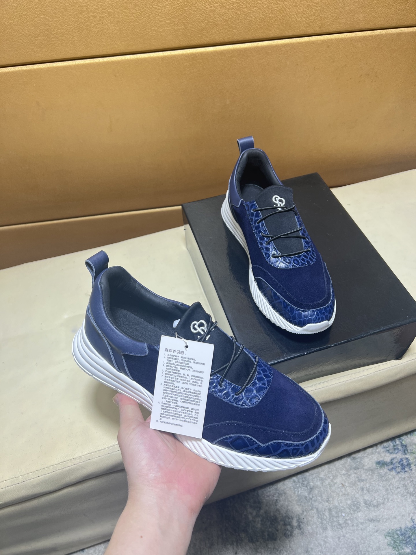 NO:558104,p New Brunello Cucinelli spring and summer lace-up casual sports shoes for men. BC is the world's top luxury brand from Italy. Breathable fly-woven cashmere upper. Upper temperature fused TPU. Unique design. Simple yet individual. Elastic and super-elastic Jiaji cloth at the shoe collar + universal needlework embellishment. The lining is white benzene-dyed special calfskin + 0.5mm circular punching design. The foot pad is made of high-elastic foam and the cowhide lining is aligned. The upper foot is comfortable, breathable and not stuffy. The TPU+PU outsole is integrated.  The shoe box adopts the original drawer style with shoe storage bag. Size: 38-44, brunello cucinelli, cowhide19860909p新品Brunello Cucinelli春夏系带休闲运动男鞋 BC来自意大利的世界顶级奢侈品牌 鞋面透气飞织羊绒面 鞋面高温熔断TPU 独特设计 简约不失个性 鞋口松紧超弹佳集布+万能针车点缀 内里是本白色苯染专用小牛皮+0.5mm圆形冲孔设计 脚垫高弹发泡与牛里对贴 上脚舒服透气不闷脚 TPU+PU大底一体成型 鞋盒采用原版抽屉式 配鞋履收纳袋 码数:38-44,,brunello cucinelli,cowhide,Men's shoes